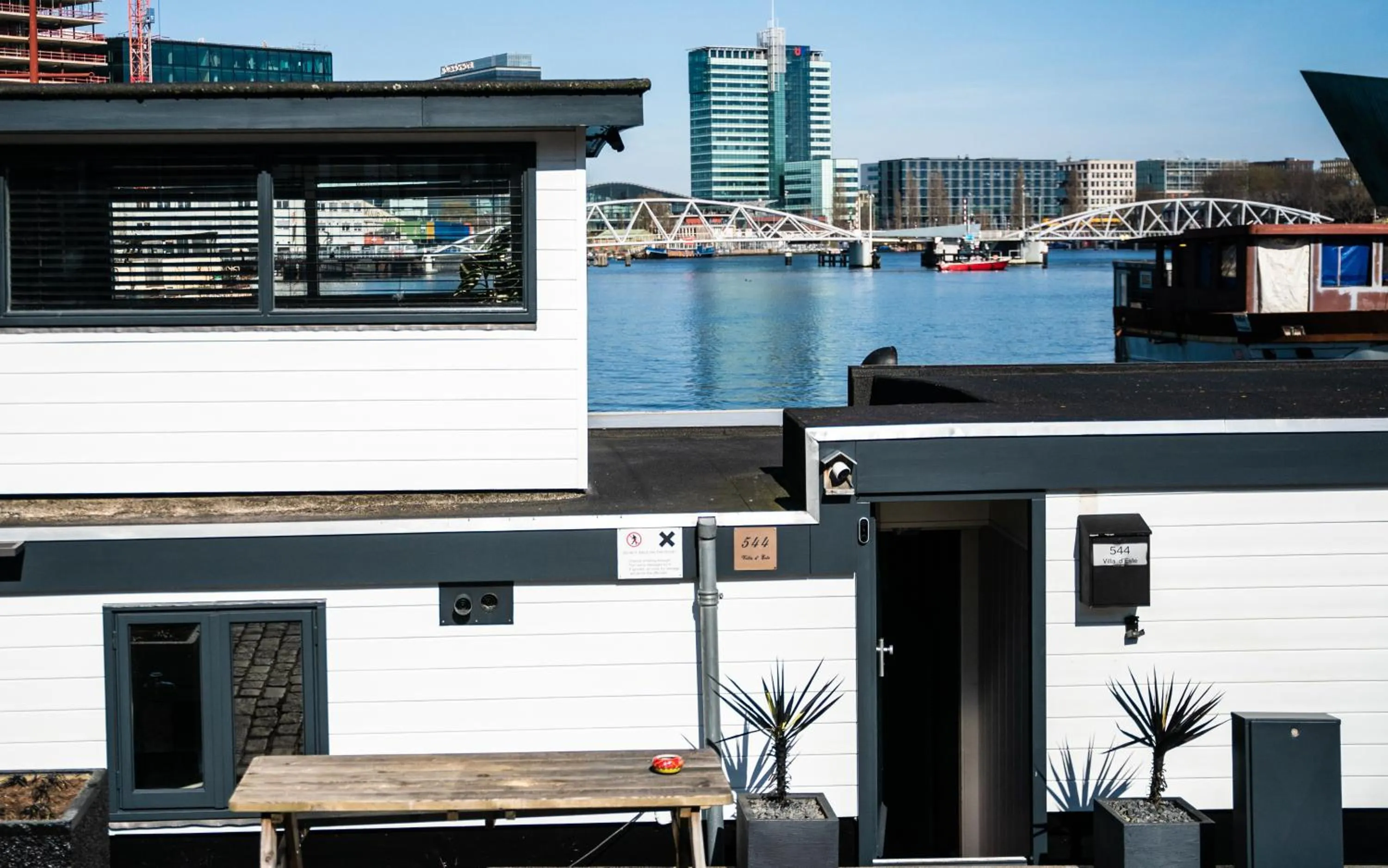 Property building in Houseboat-Amsterdam