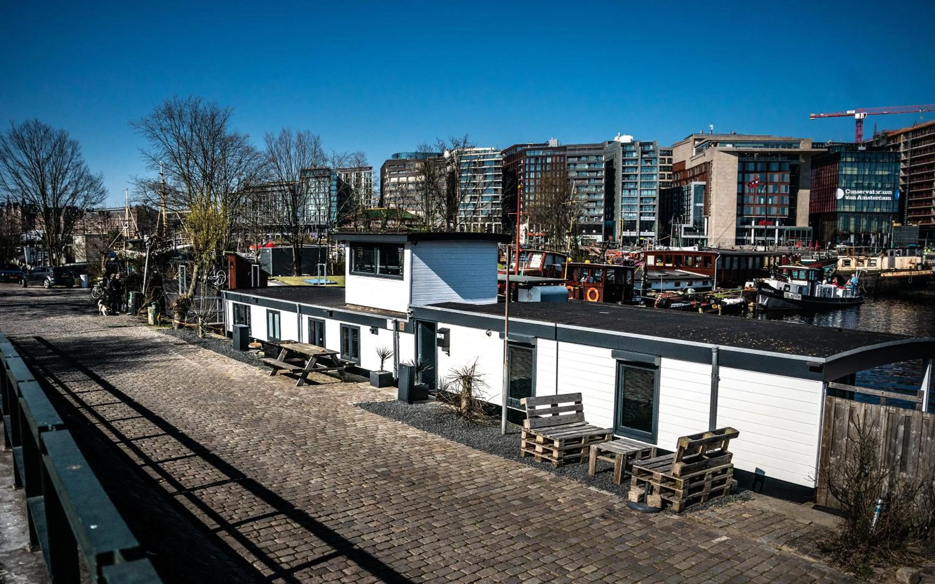 Property building in Houseboat-Amsterdam