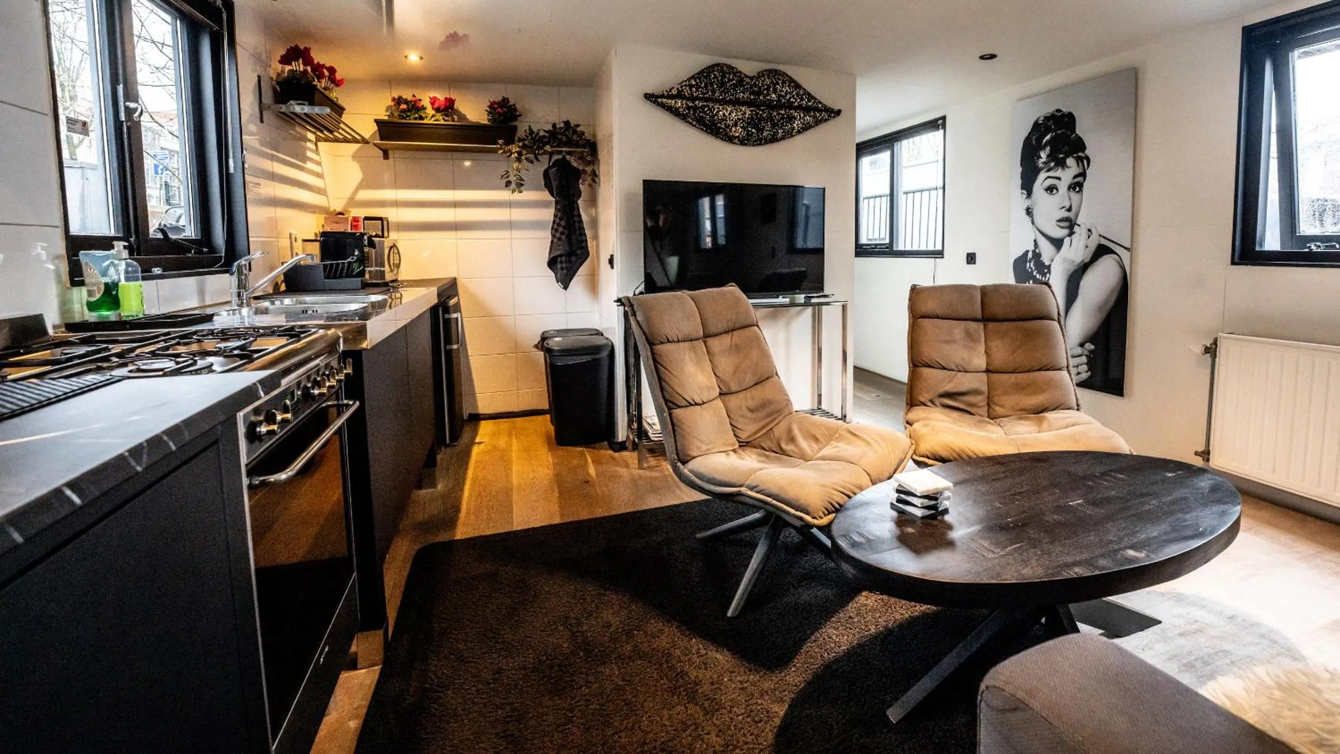 Property building in Houseboat-Amsterdam