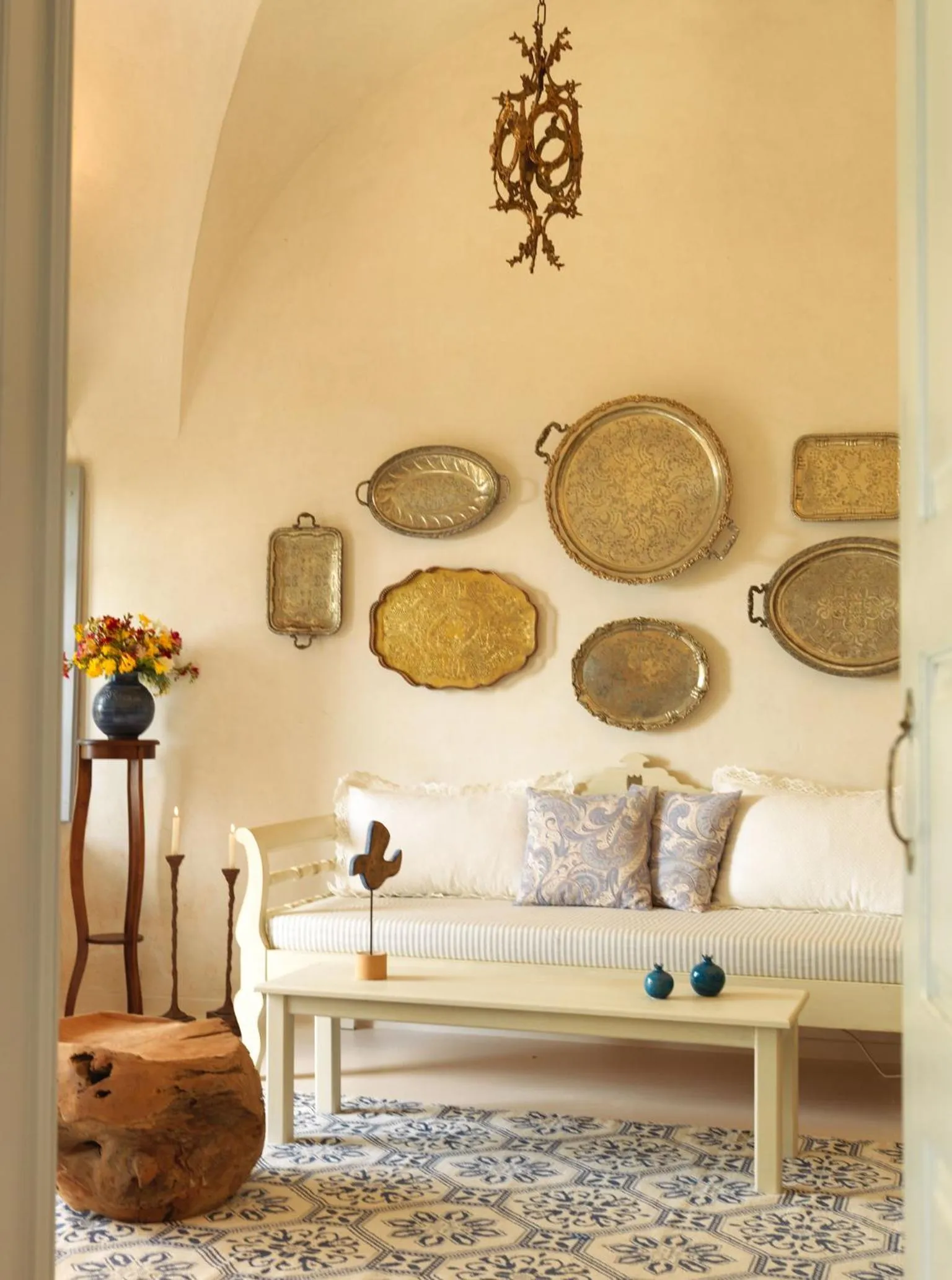 Living room in OIA UNIQUE HOMES by K&K