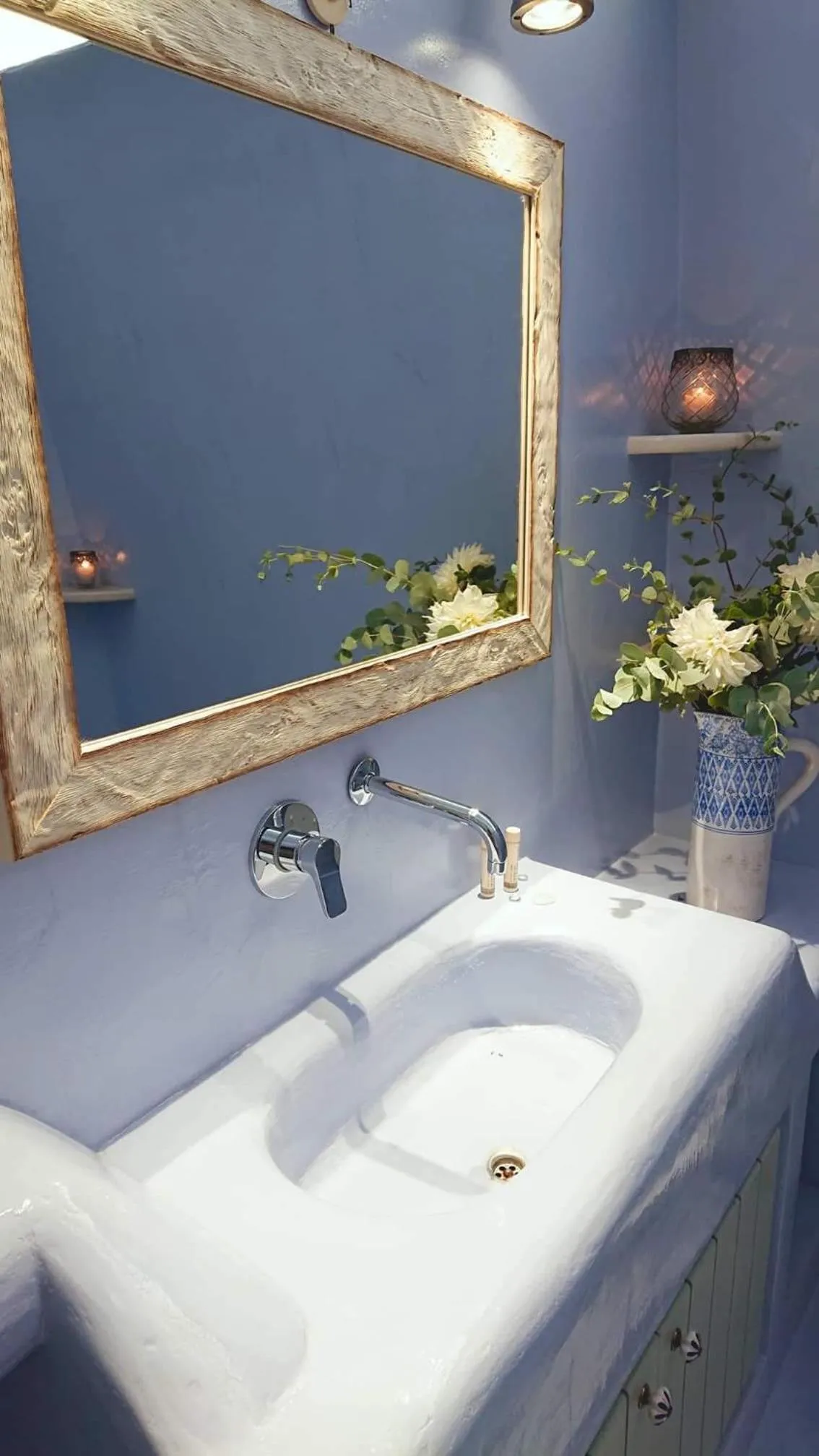 Bathroom in OIA UNIQUE HOMES by K&K