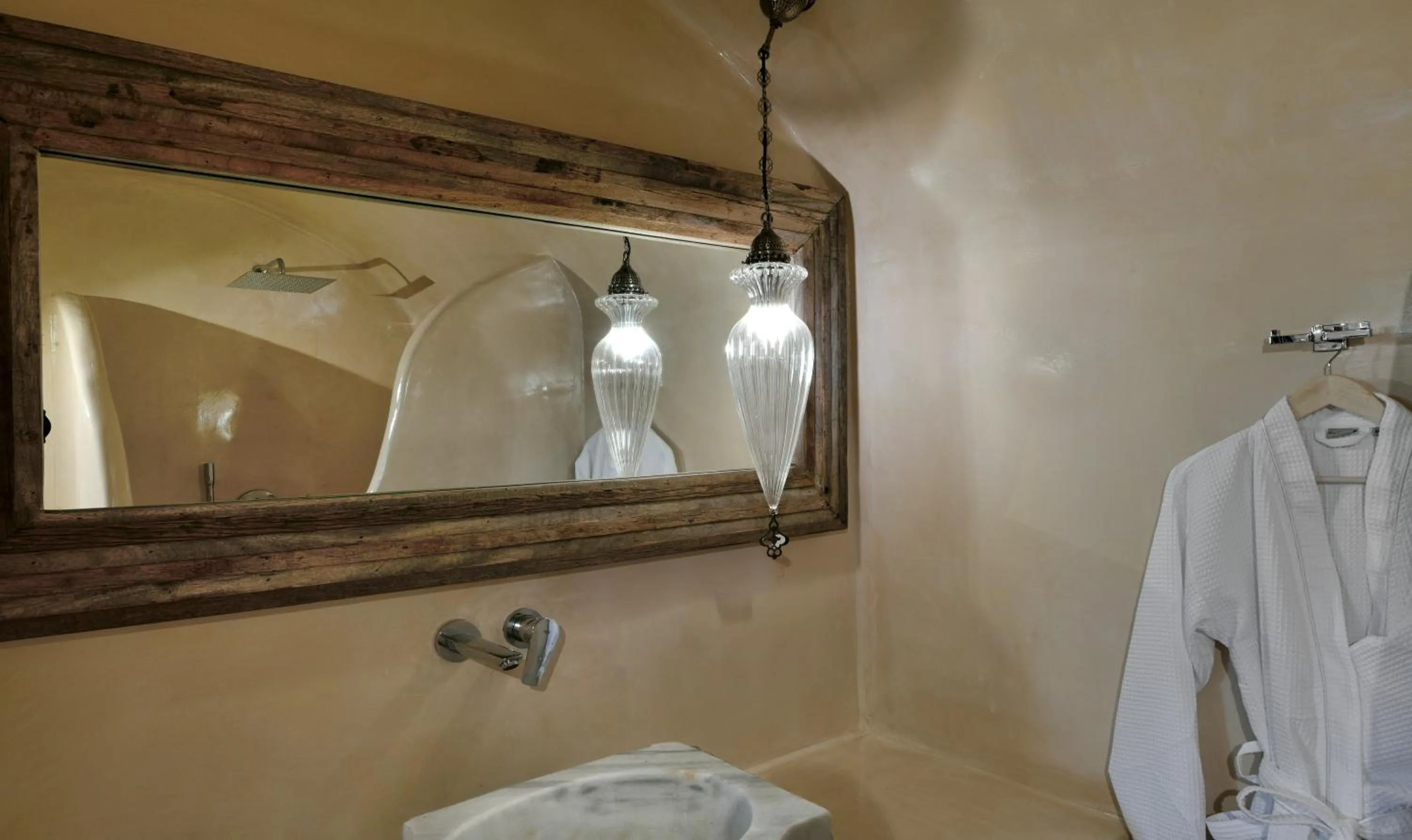 Bathroom in OIA UNIQUE HOMES by K&K