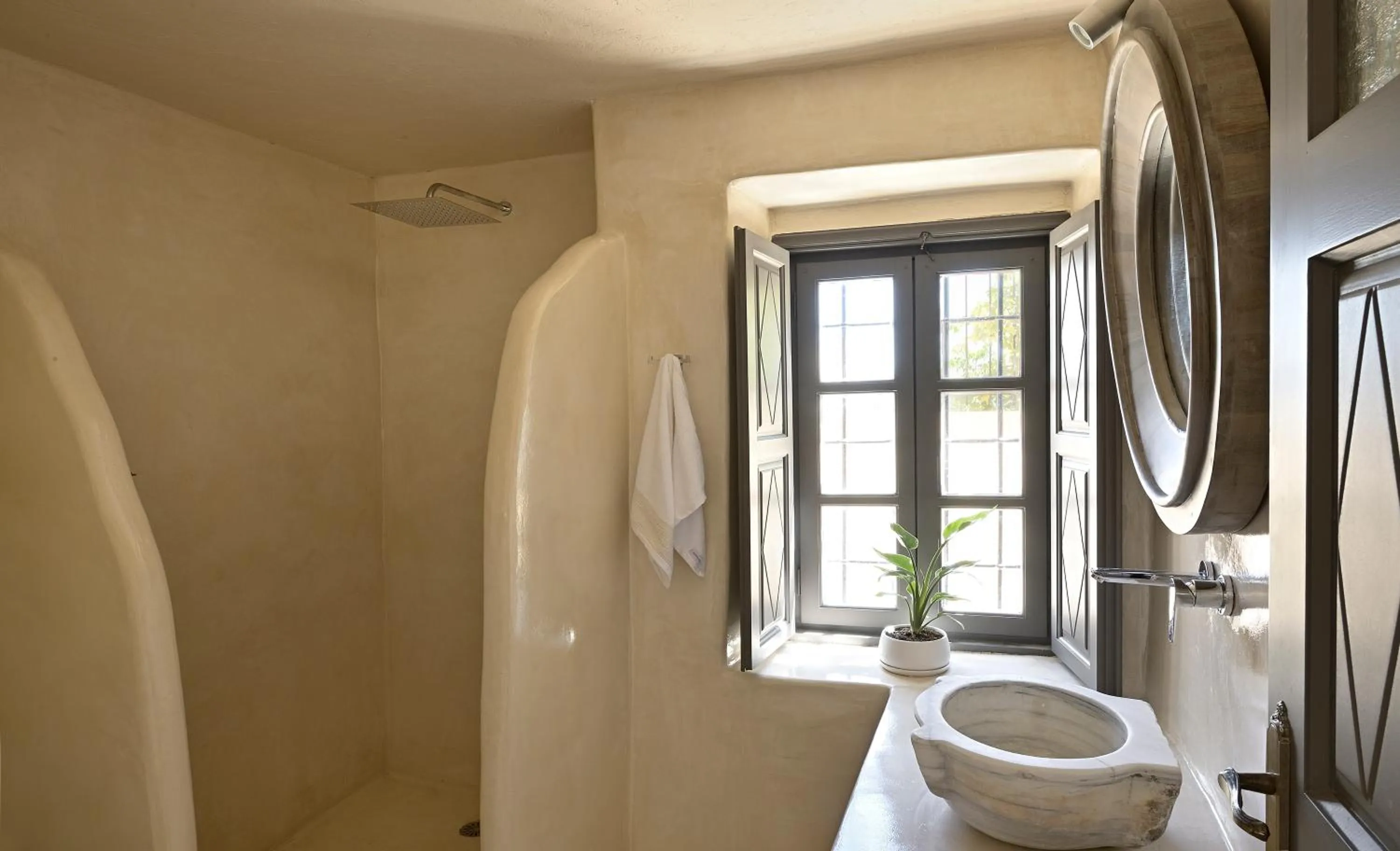 Bathroom in OIA UNIQUE HOMES by K&K