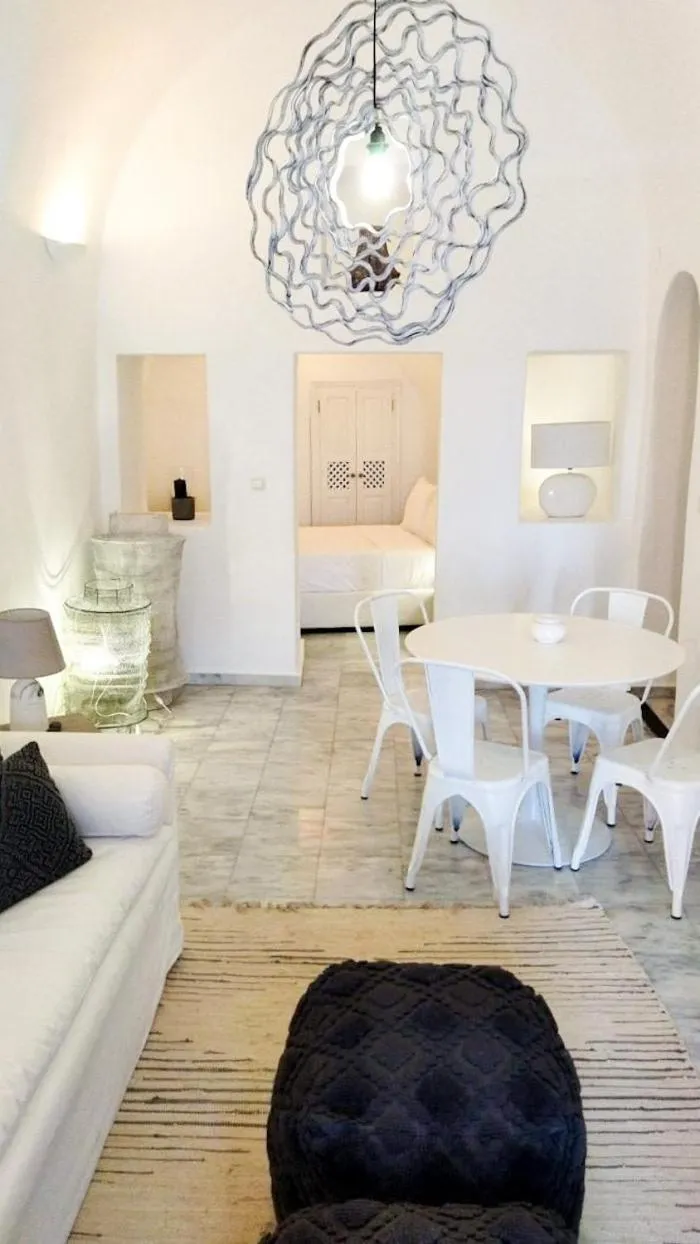 Seating area in OIA UNIQUE HOMES by K&K