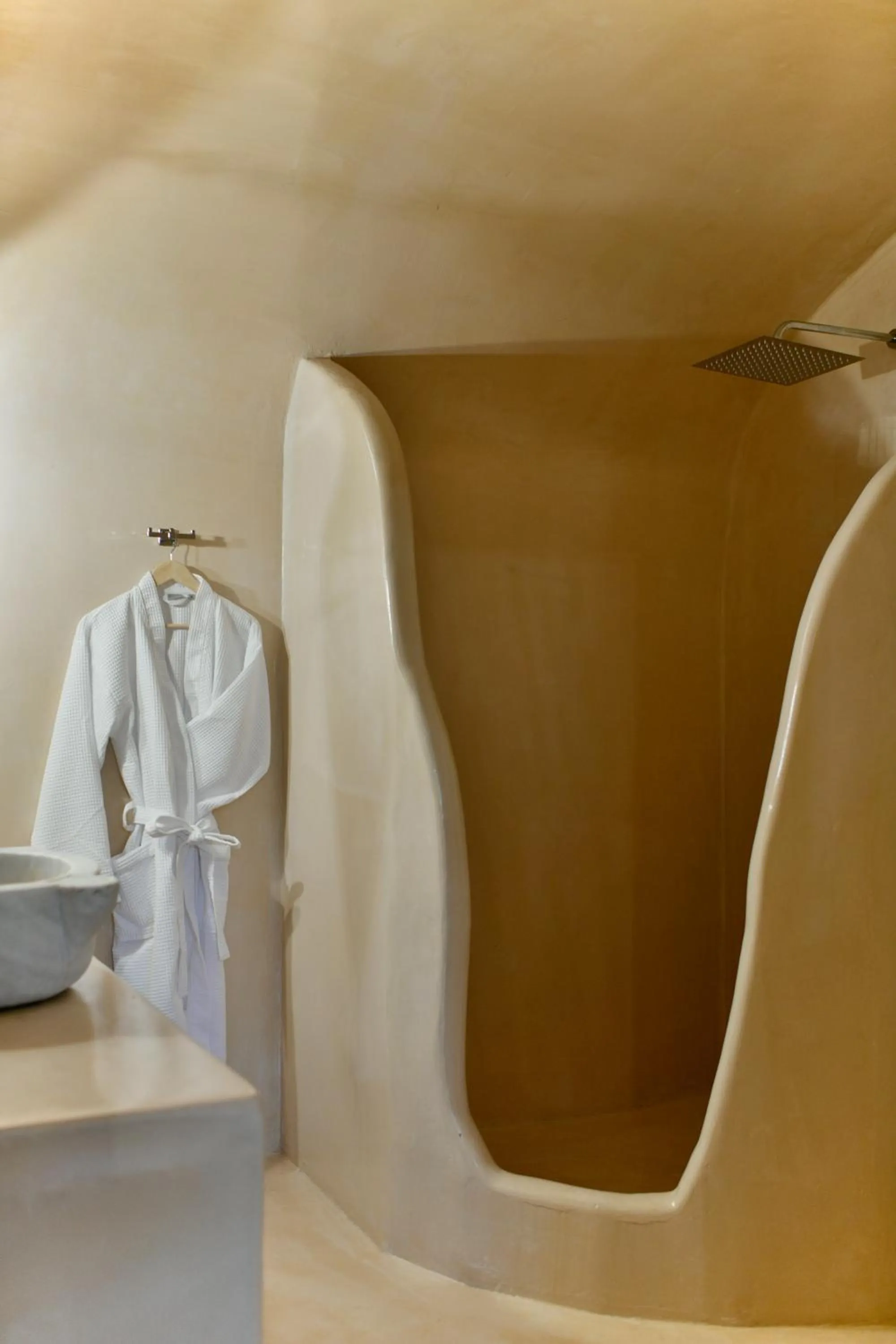 Bathroom in OIA UNIQUE HOMES by K&K