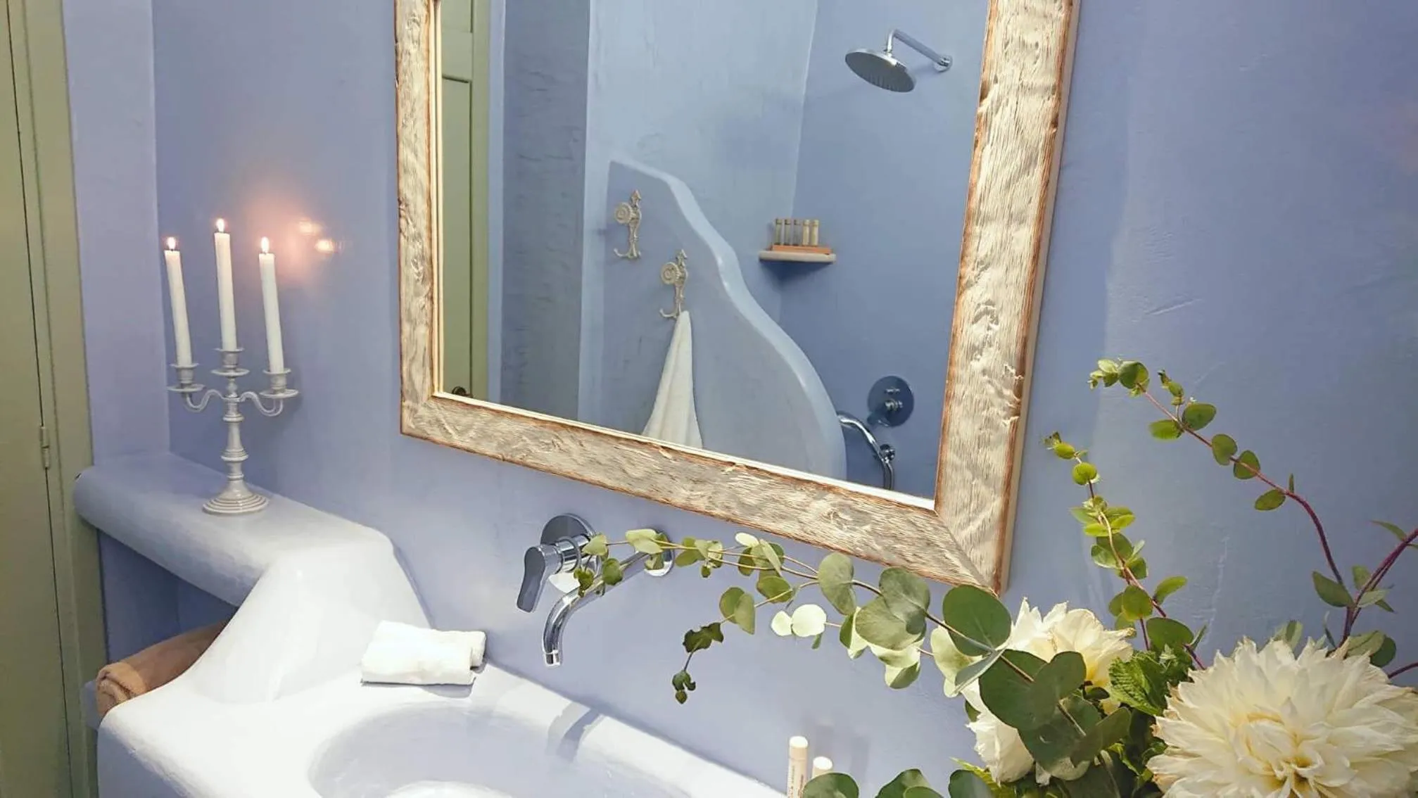 Bathroom in OIA UNIQUE HOMES by K&K