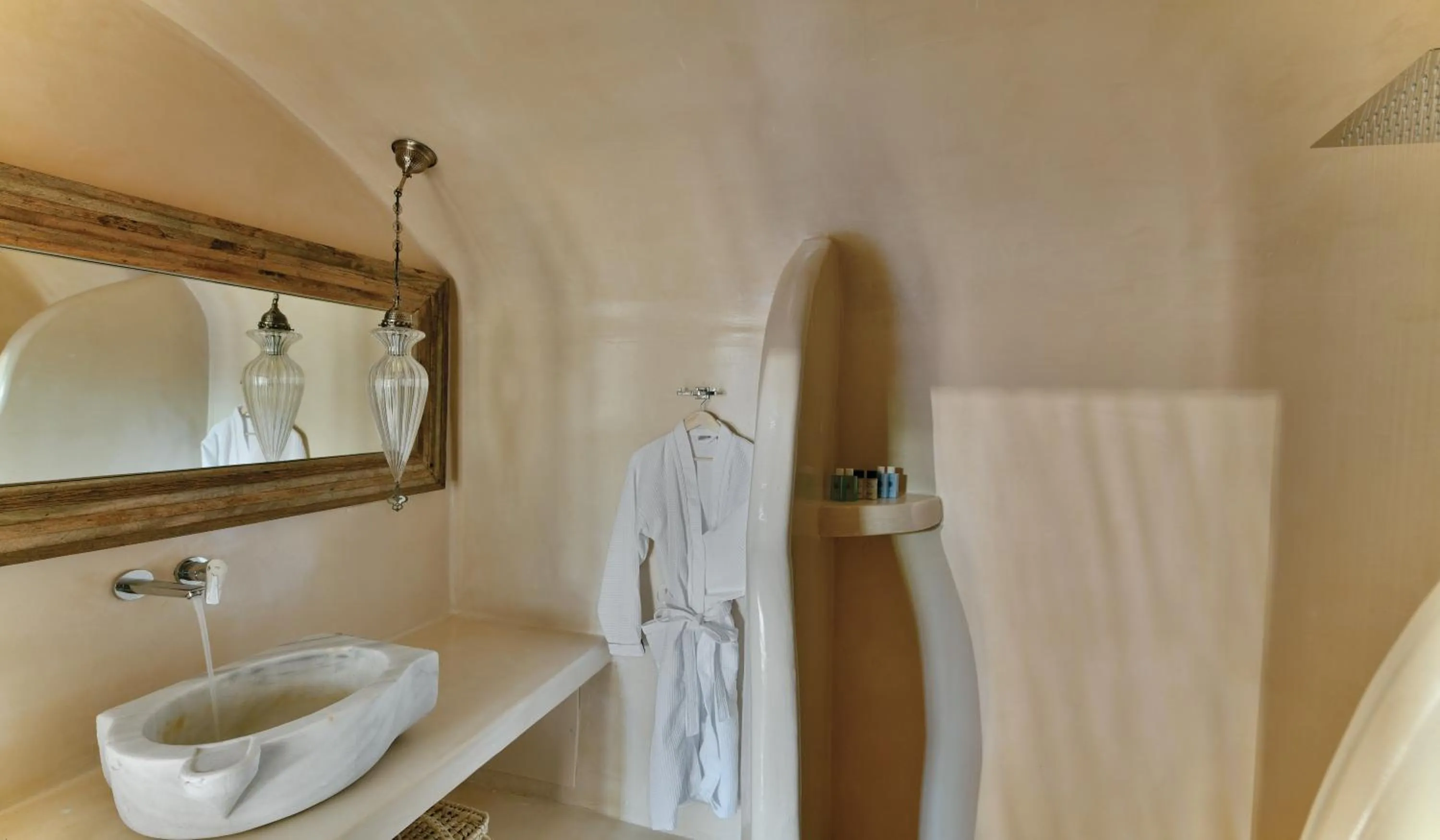 Bathroom in OIA UNIQUE HOMES by K&K