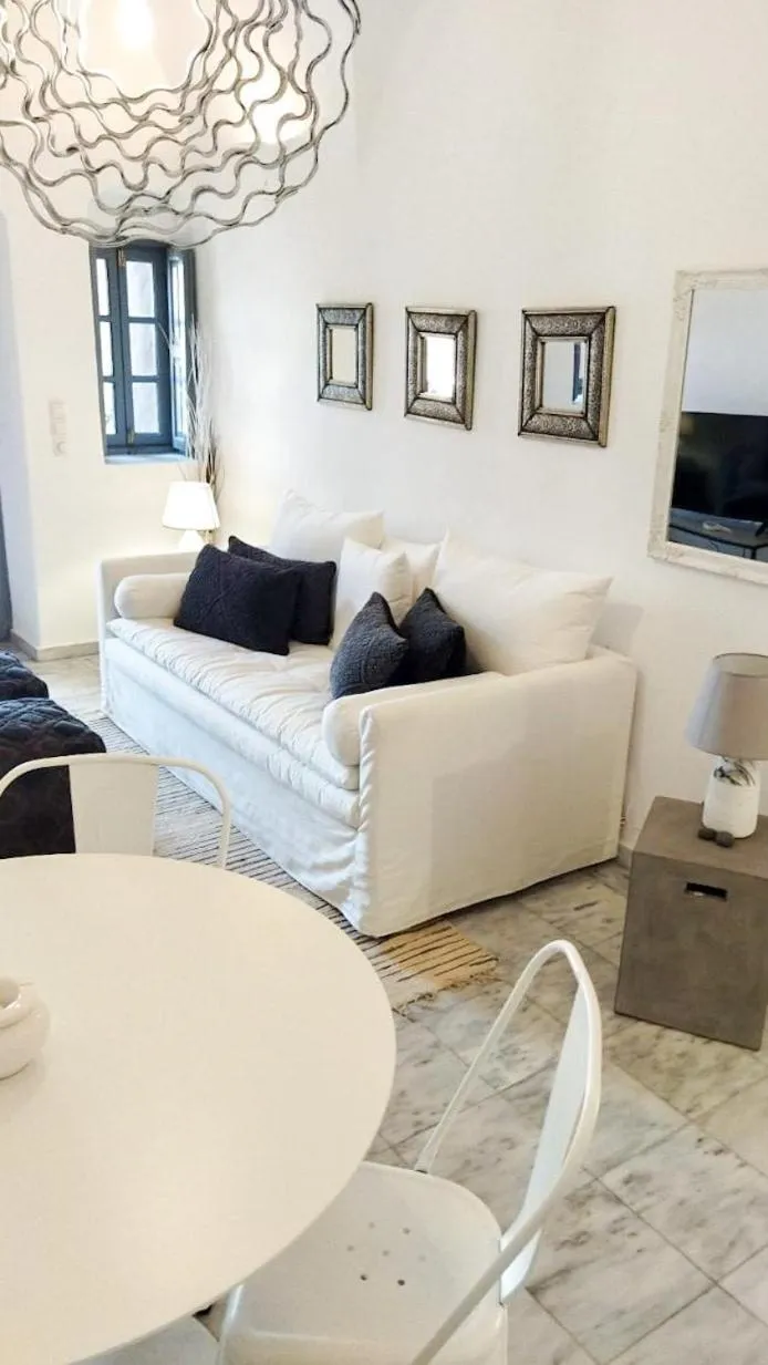 Seating area in OIA UNIQUE HOMES by K&K