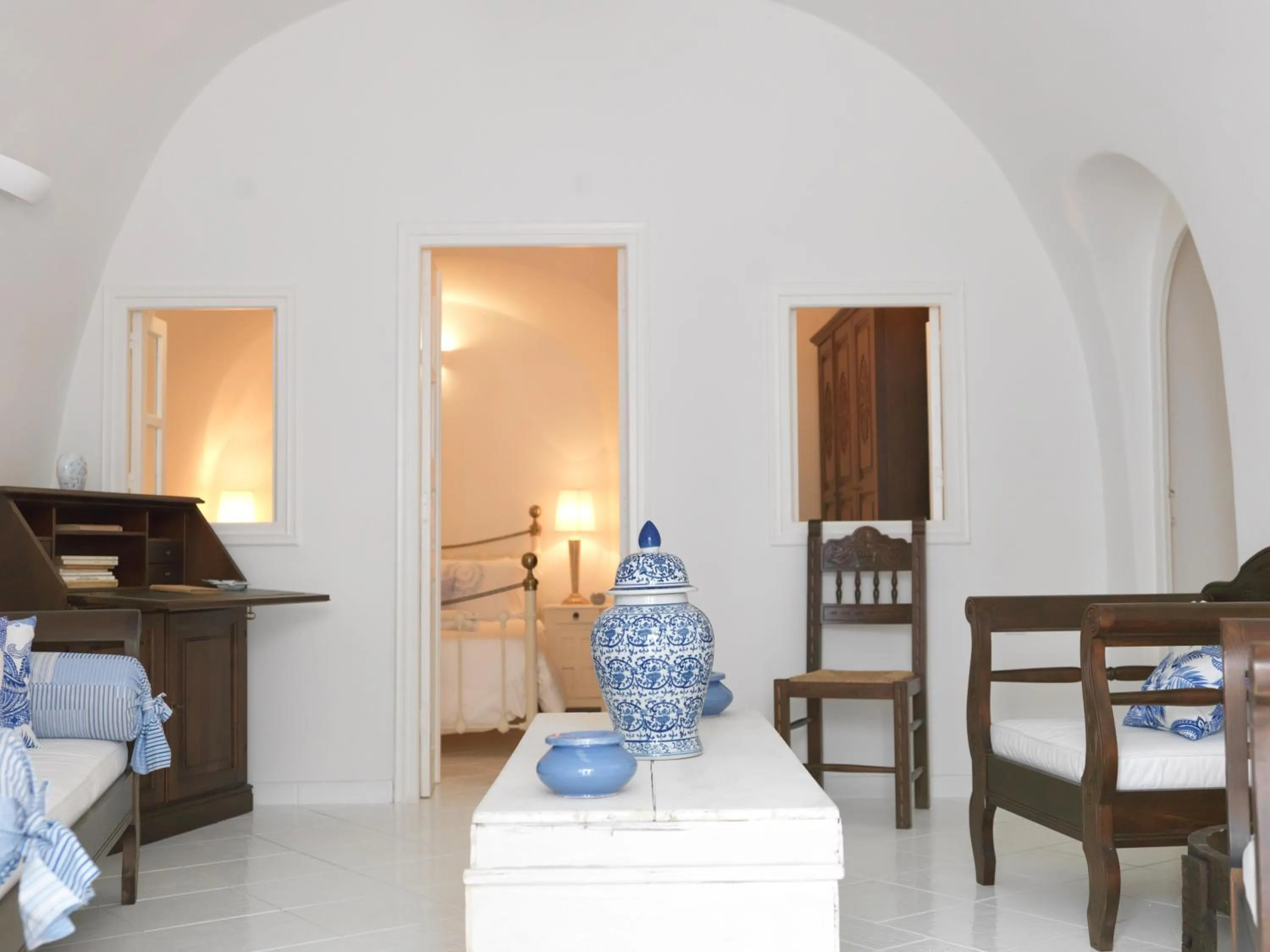 Living room, Bed in OIA UNIQUE HOMES by K&K