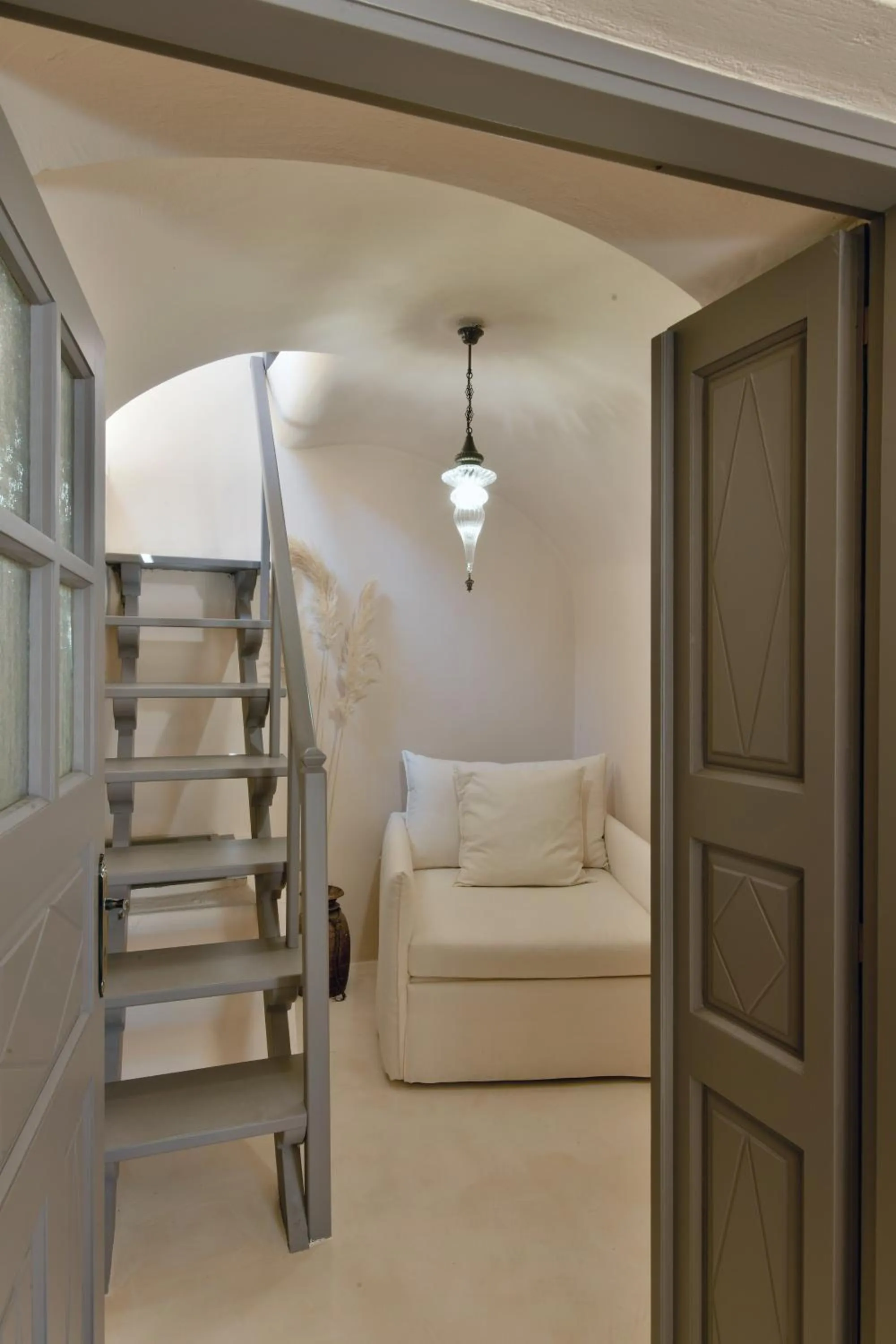 Seating area in OIA UNIQUE HOMES by K&K