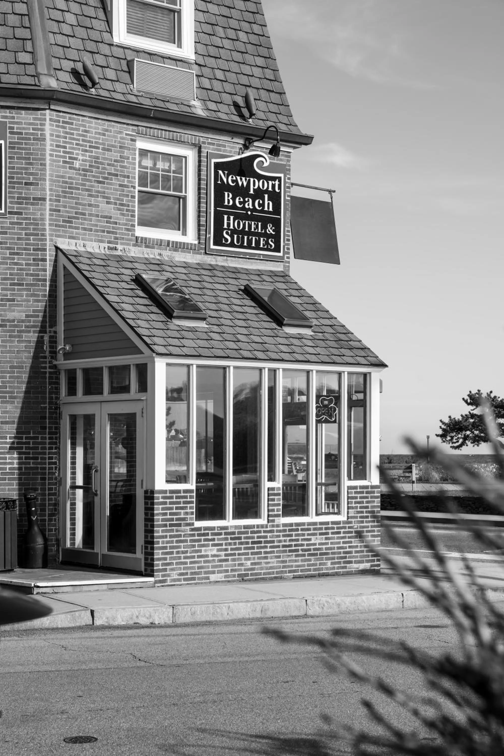 Property building in Newport Beach Hotel & Suites