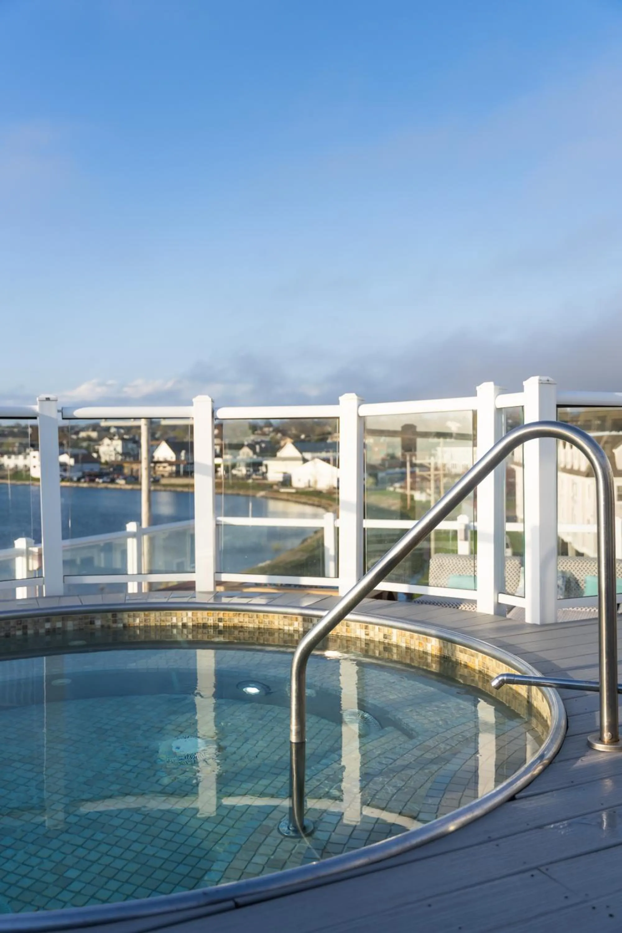 Hot Tub in Newport Beach Hotel & Suites