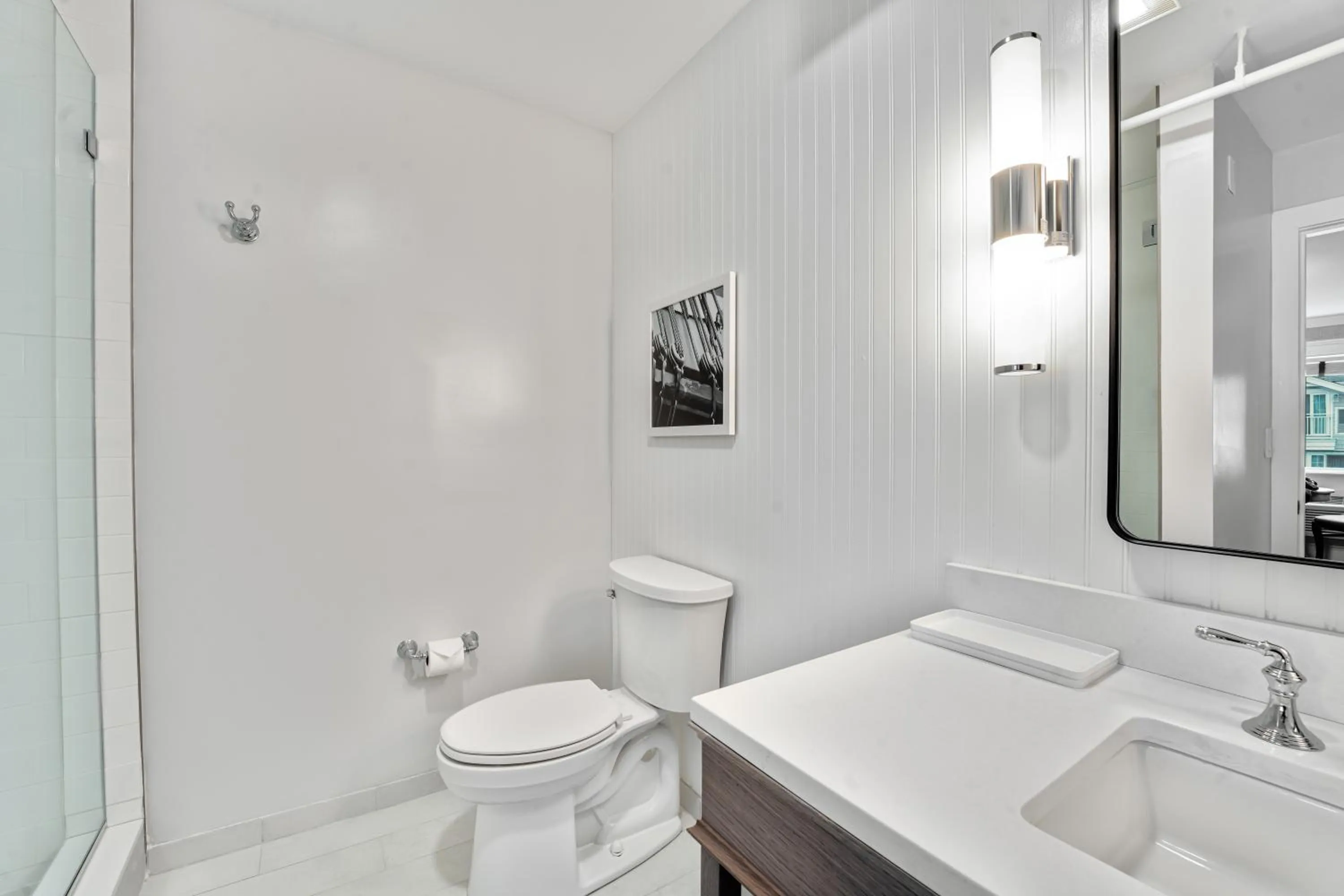 Bathroom in Newport Beach Hotel & Suites