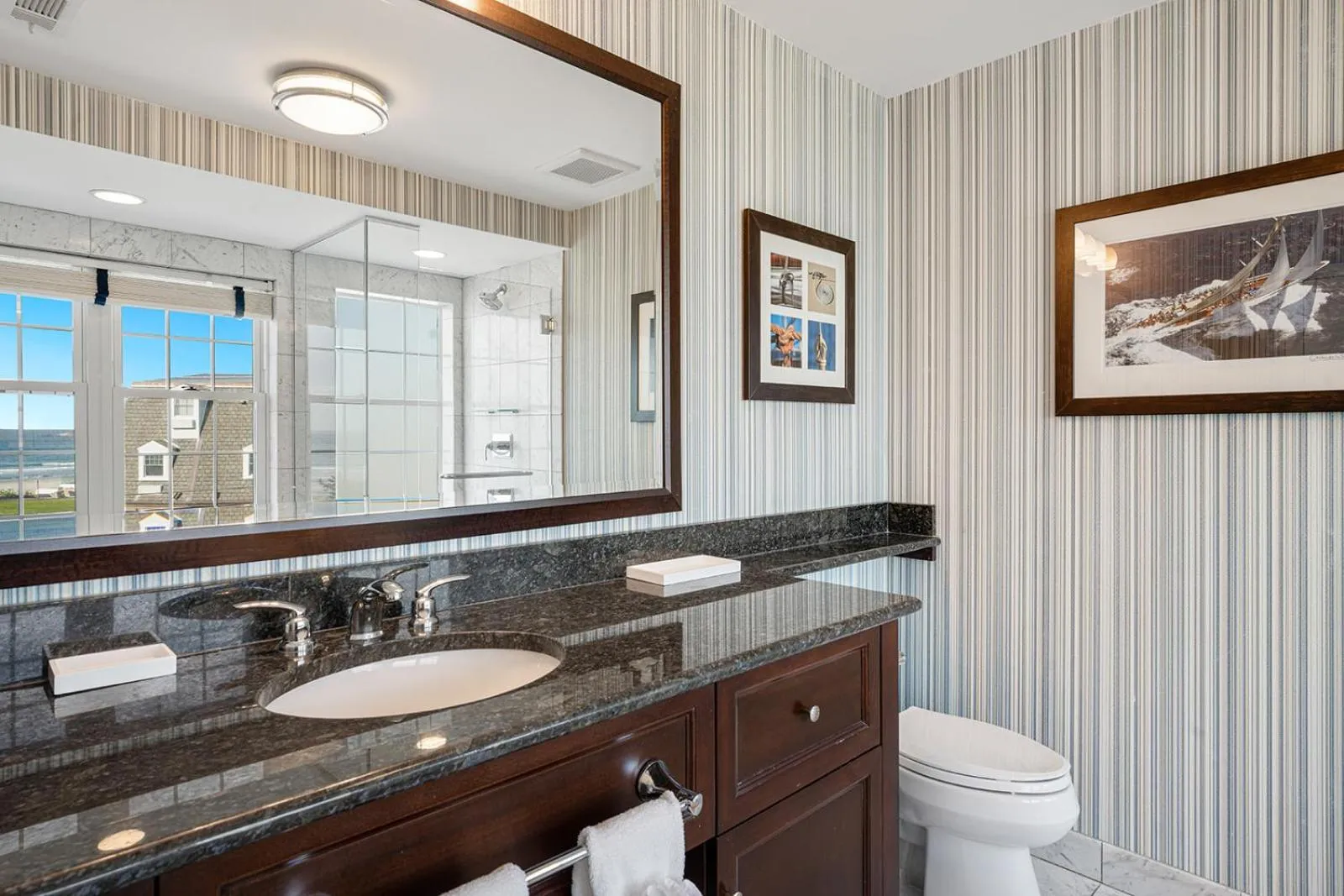 Bathroom in Newport Beach Hotel & Suites