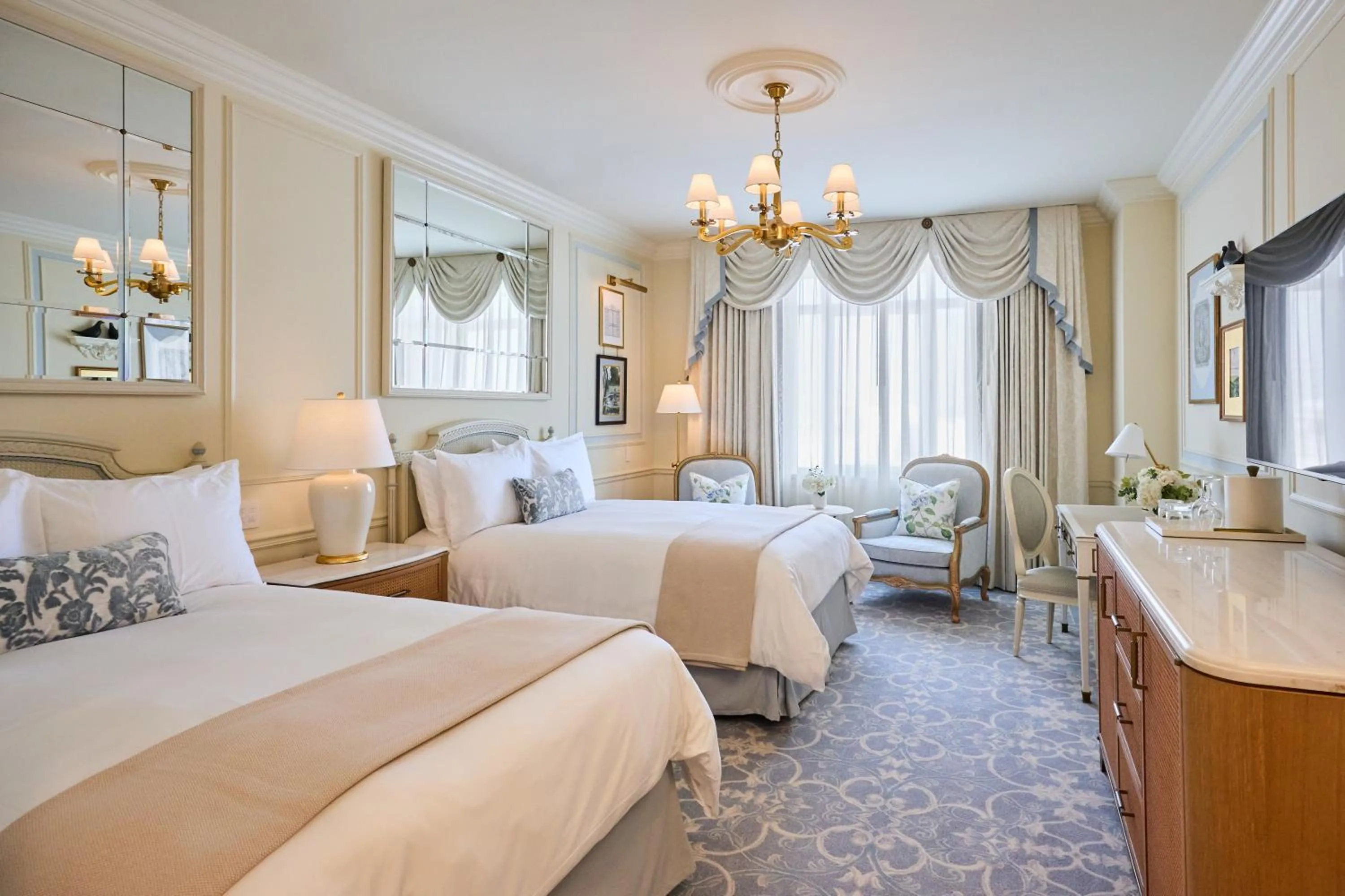 Photo of the whole room, Bed in The Charleston Place