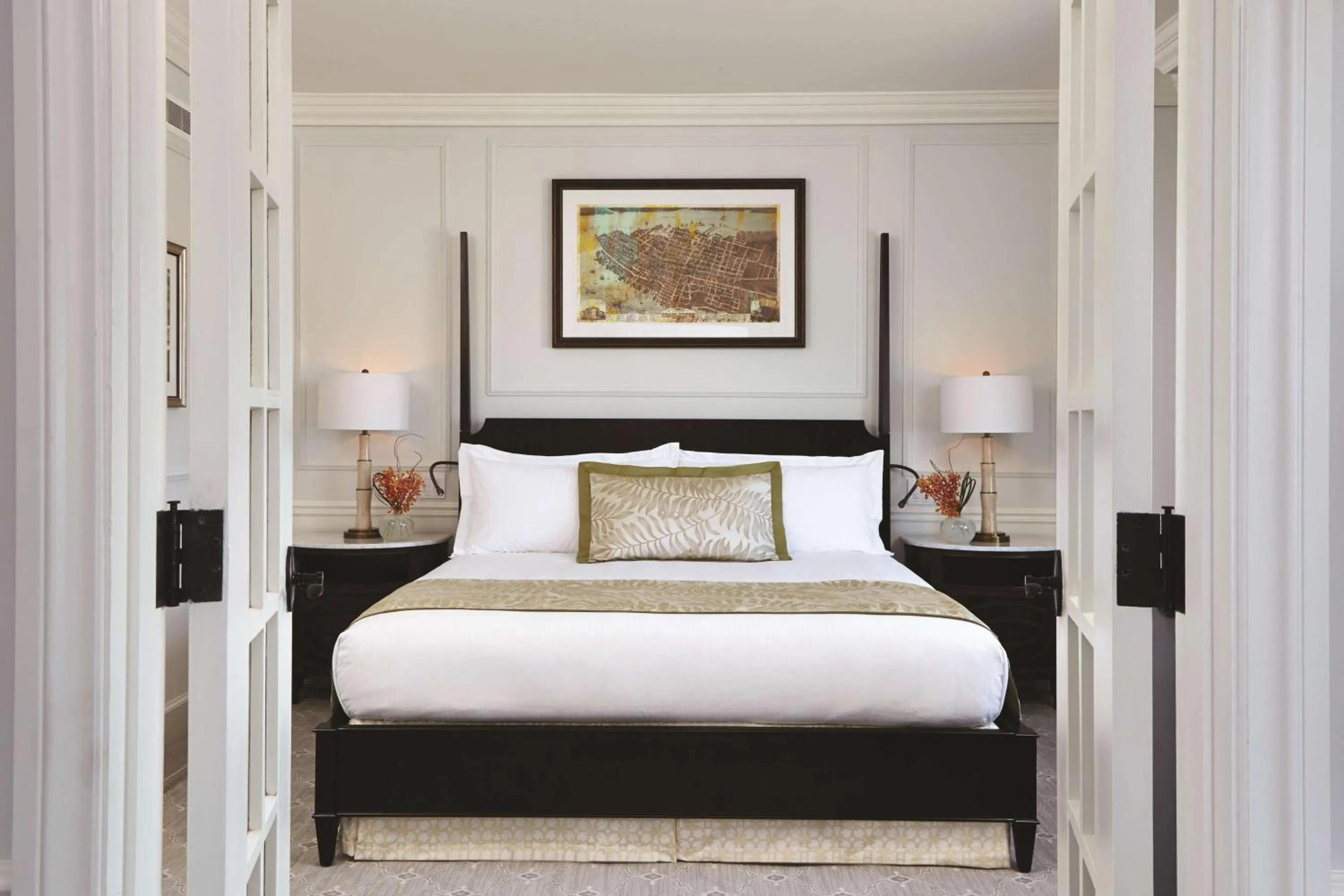 Photo of the whole room, Bed in The Charleston Place