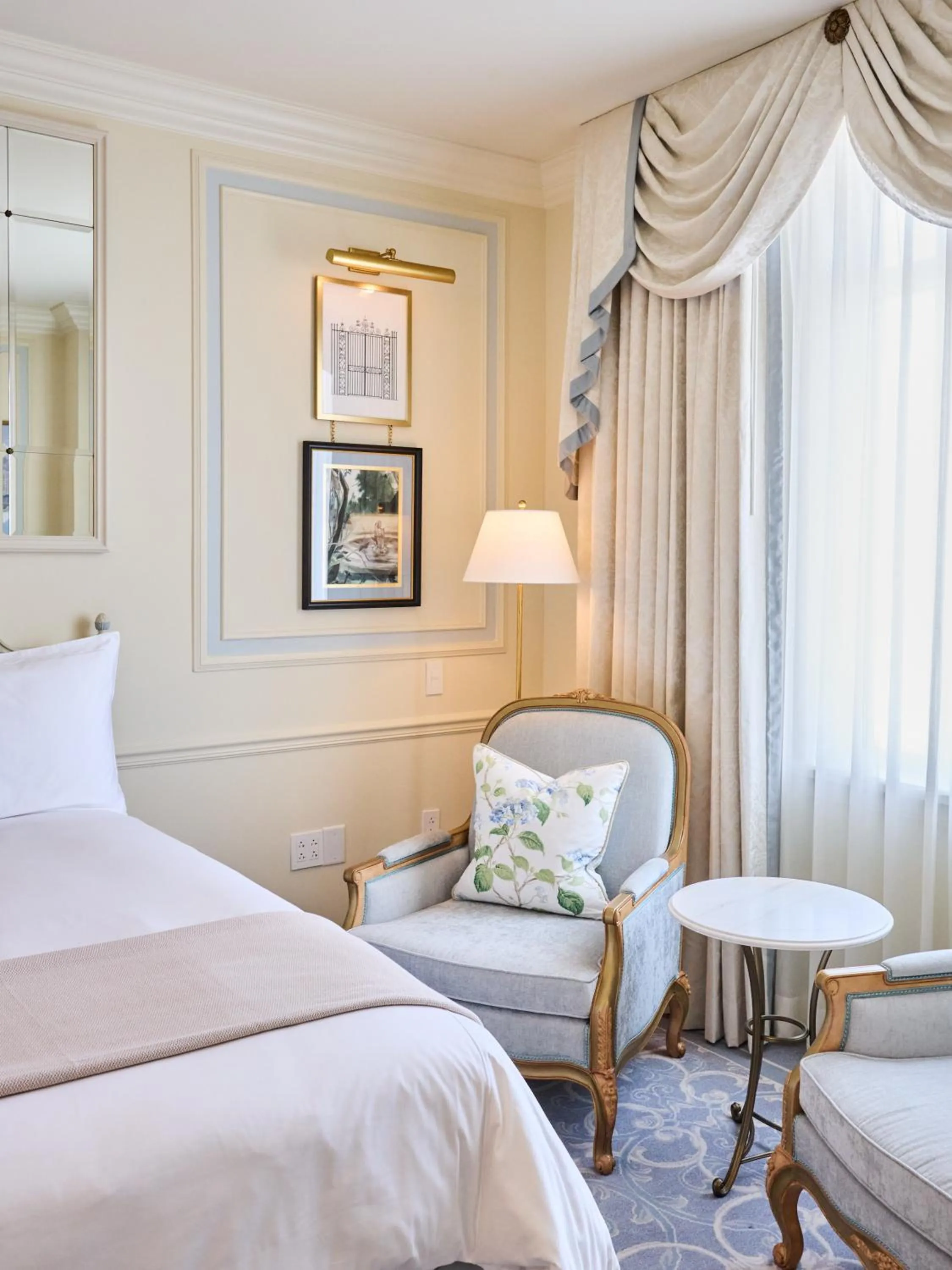 Seating area, Bed in The Charleston Place