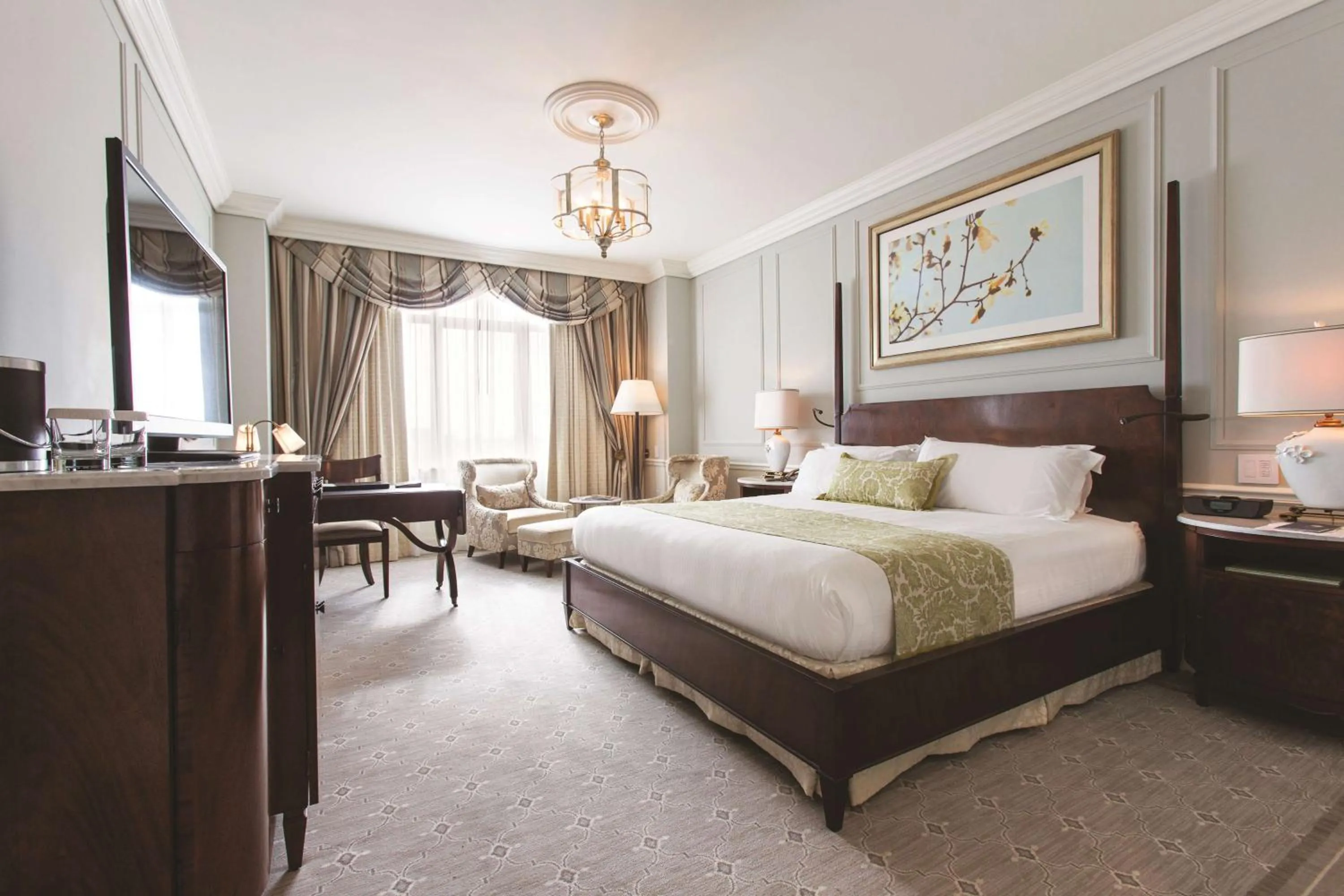 Photo of the whole room, Bed in The Charleston Place