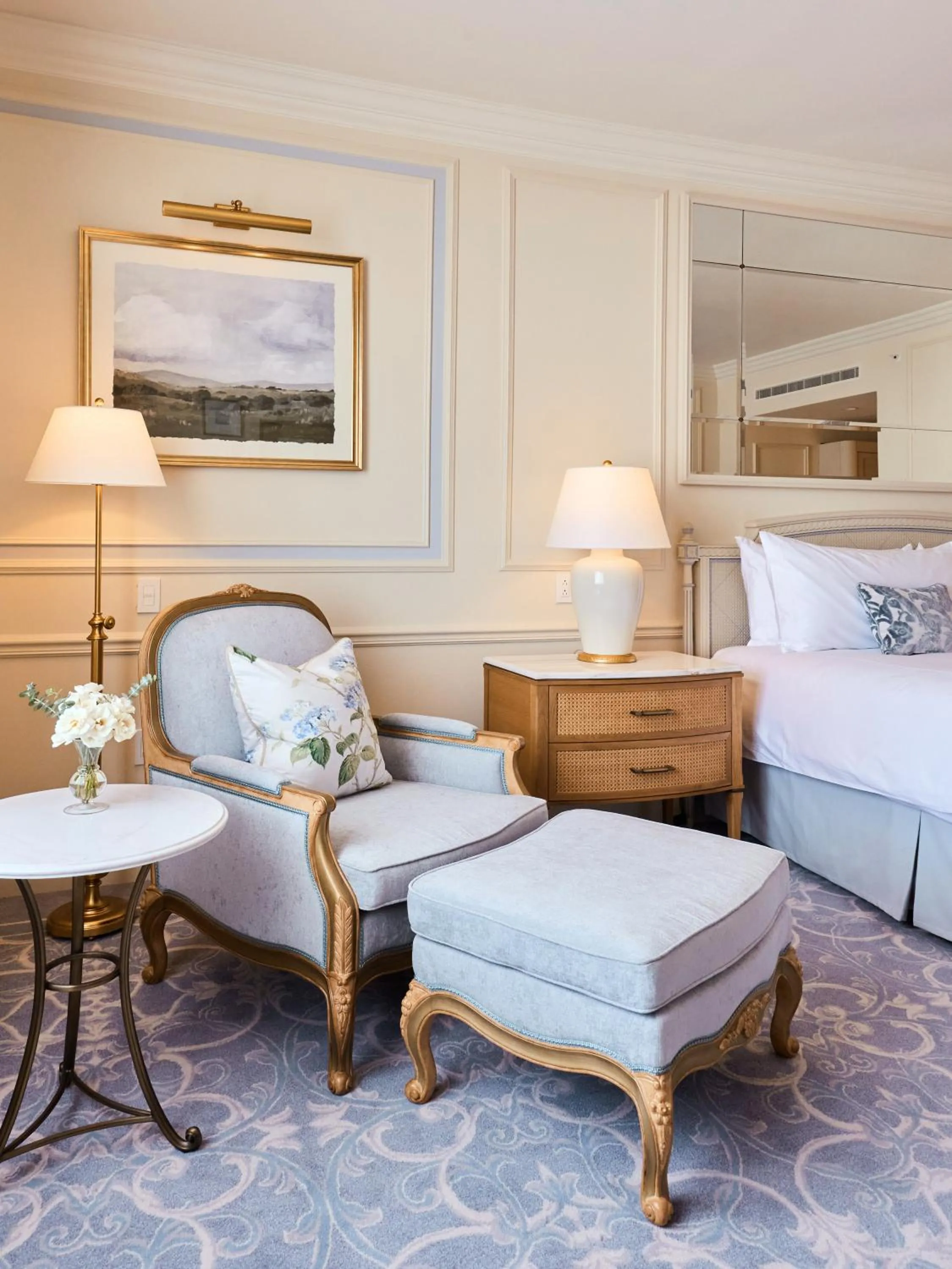 Seating area, Bed in The Charleston Place