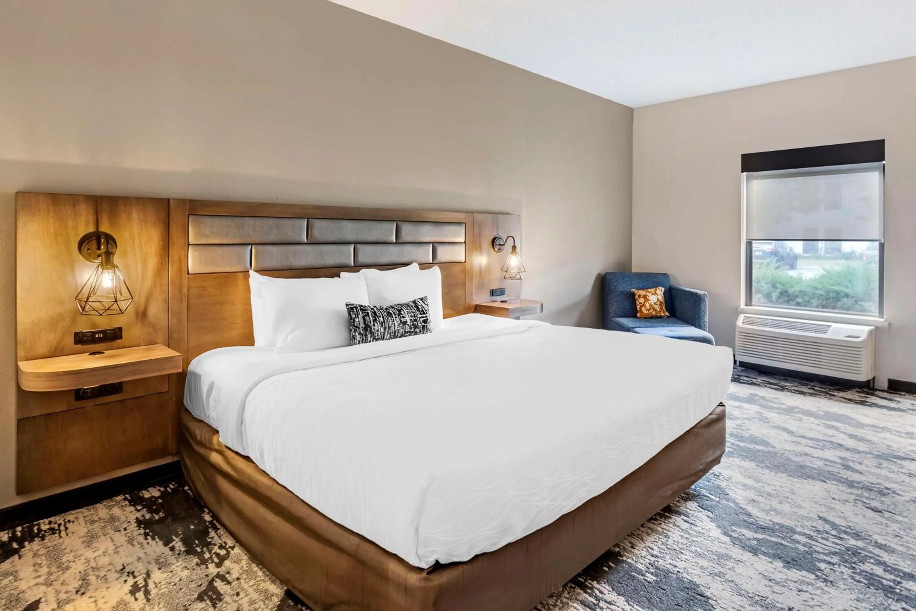 Bedroom, Bed in Best Western Plus Bourbonnais Hotel & Suites