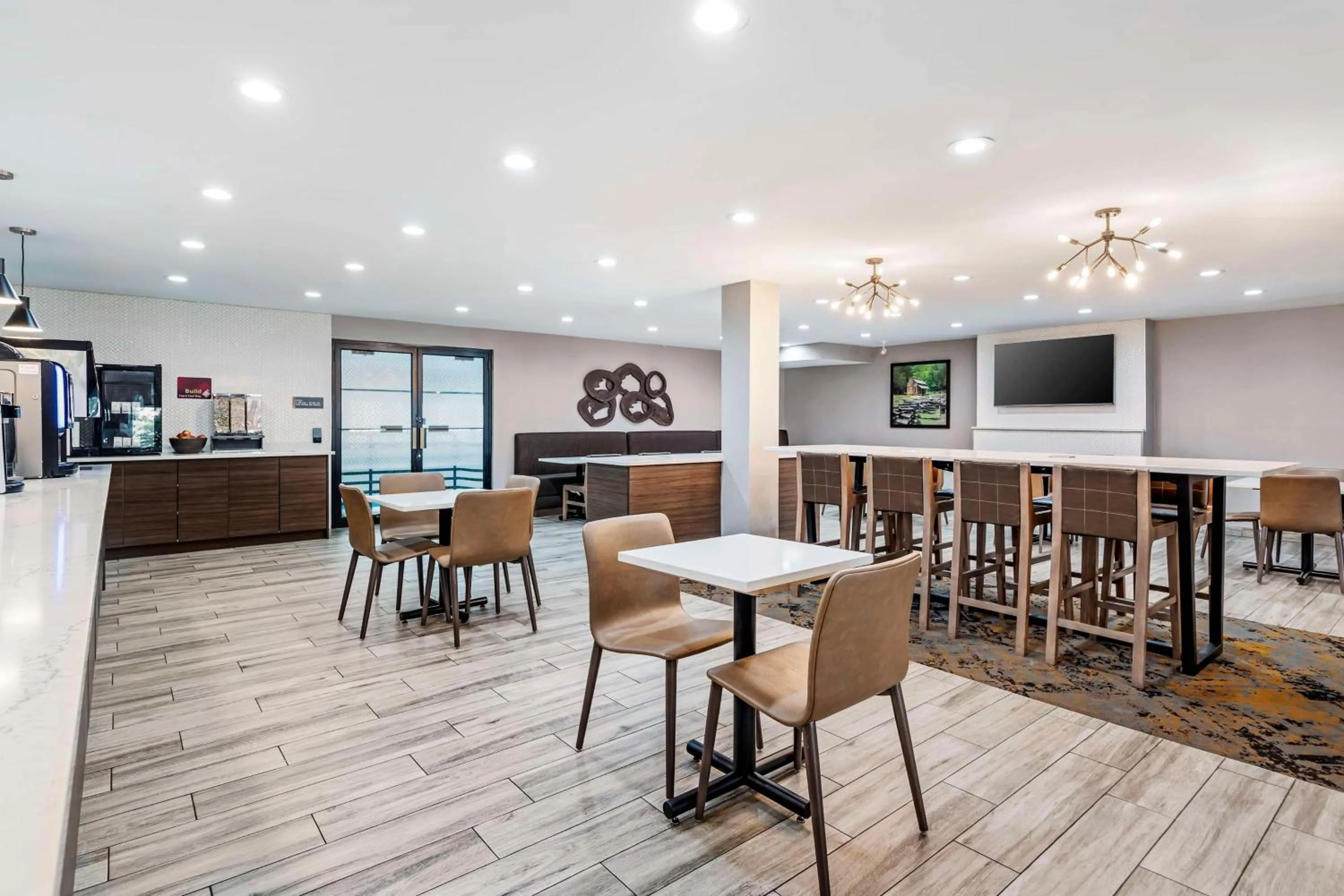 Breakfast in Best Western Plus Bourbonnais Hotel & Suites