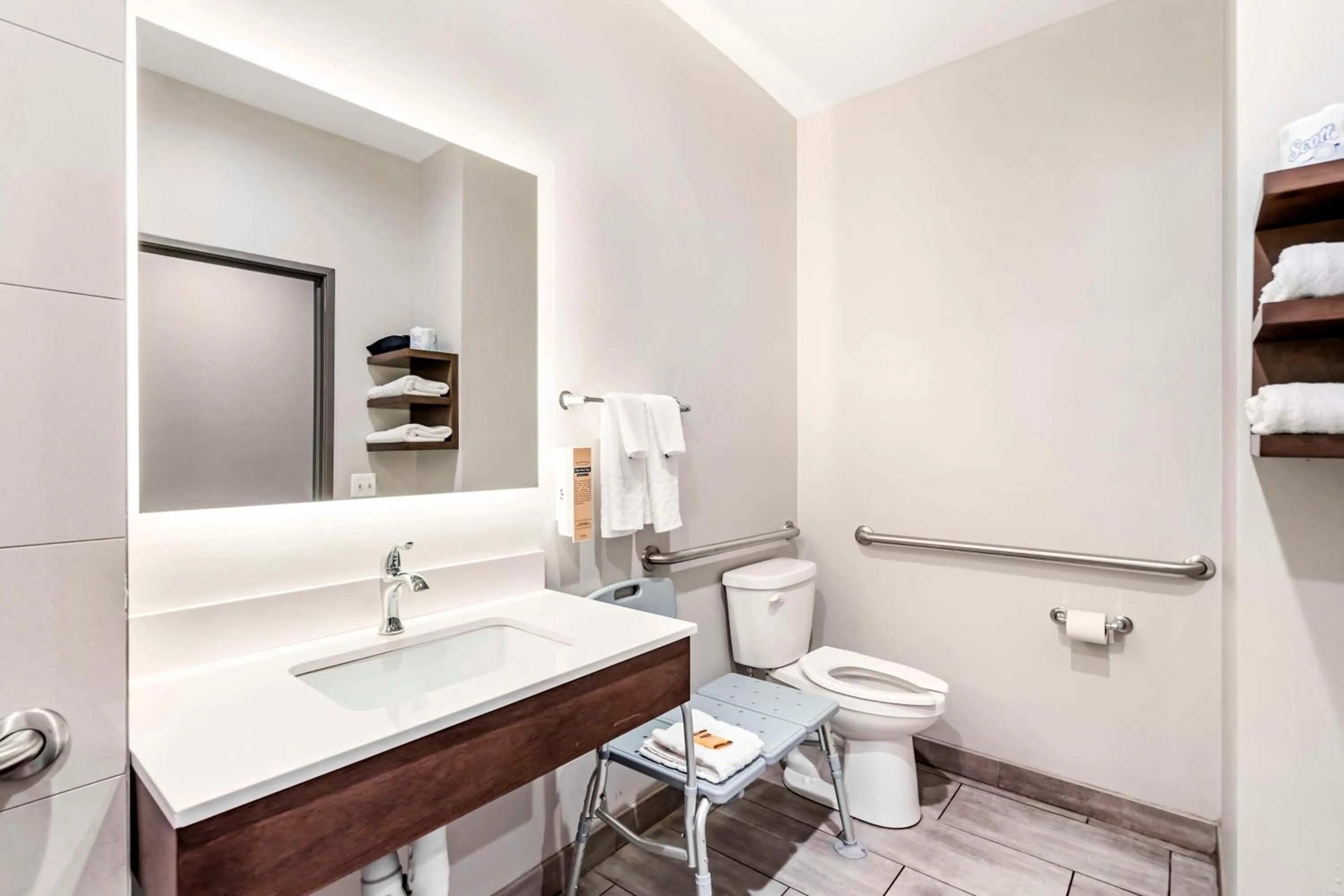 Bathroom in Best Western Plus Bourbonnais Hotel & Suites