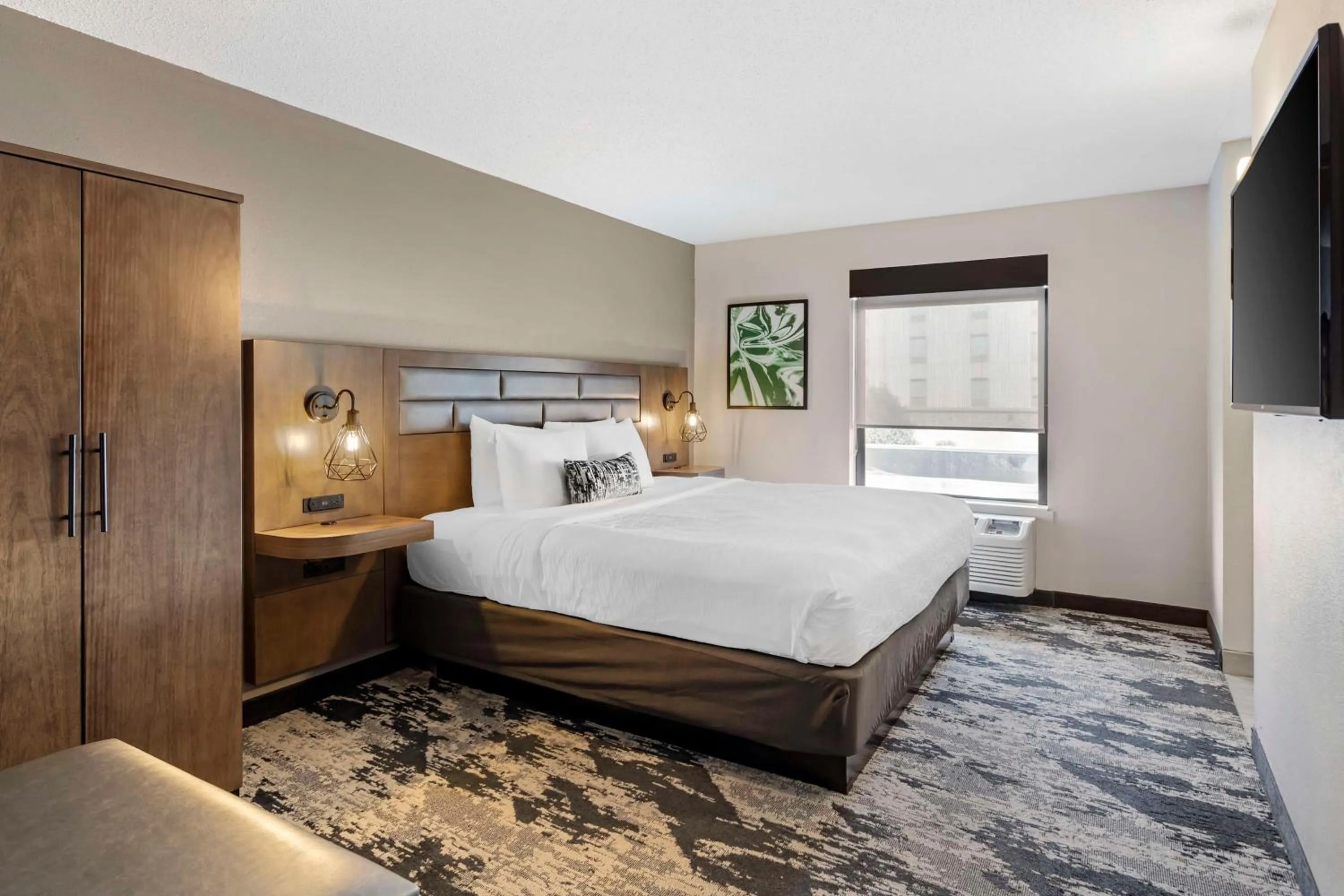 Photo of the whole room, Bed in Best Western Plus Bourbonnais Hotel & Suites