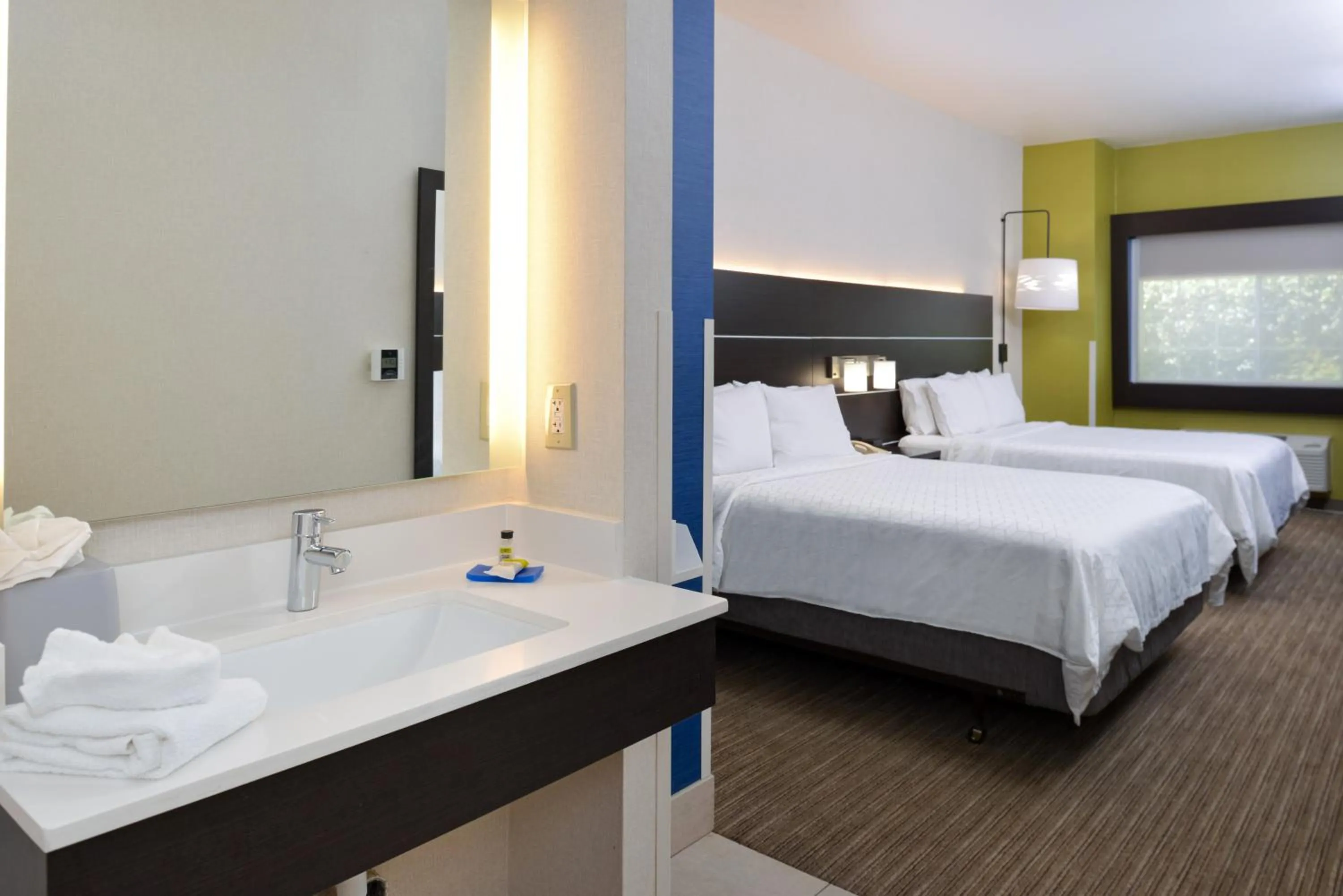 Bathroom, Bed in Holiday Inn Express Madera by IHG