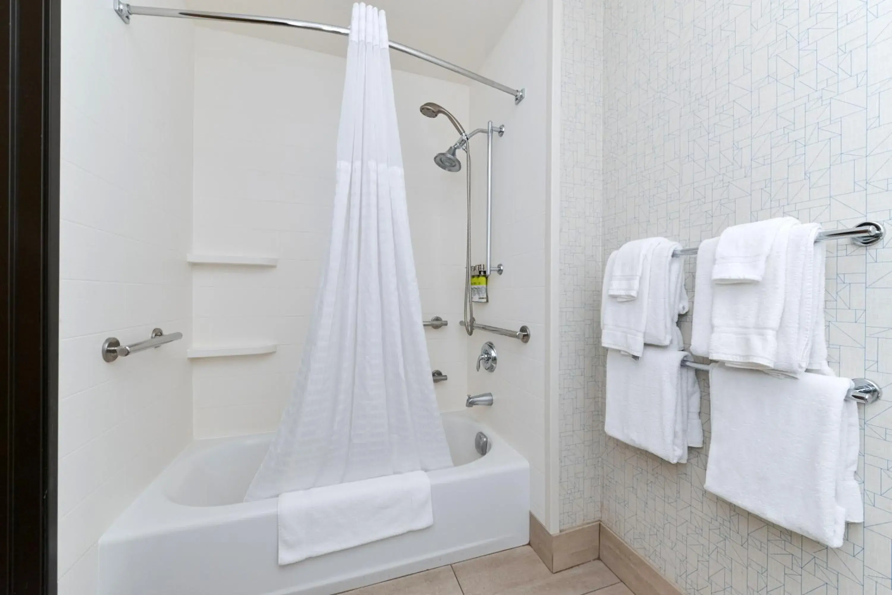 Deluxe King Room - Mobility Access in Holiday Inn Express Madera by IHG Deluxe King Room - Mobility Access in Holiday Inn Express Madera by IHG