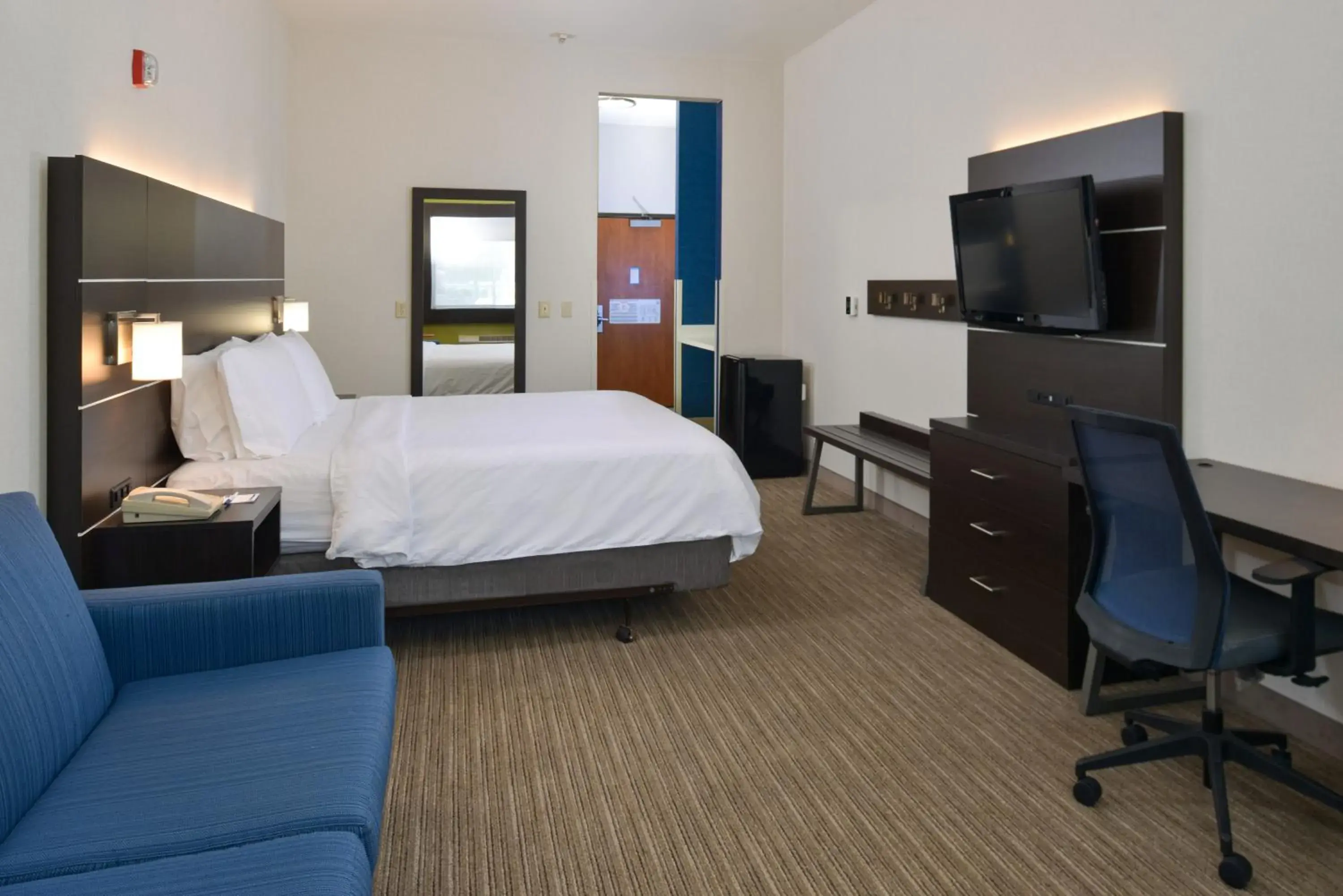 Deluxe King Room - Mobility Access in Holiday Inn Express Madera by IHG Deluxe King Room - Mobility Access in Holiday Inn Express Madera by IHG