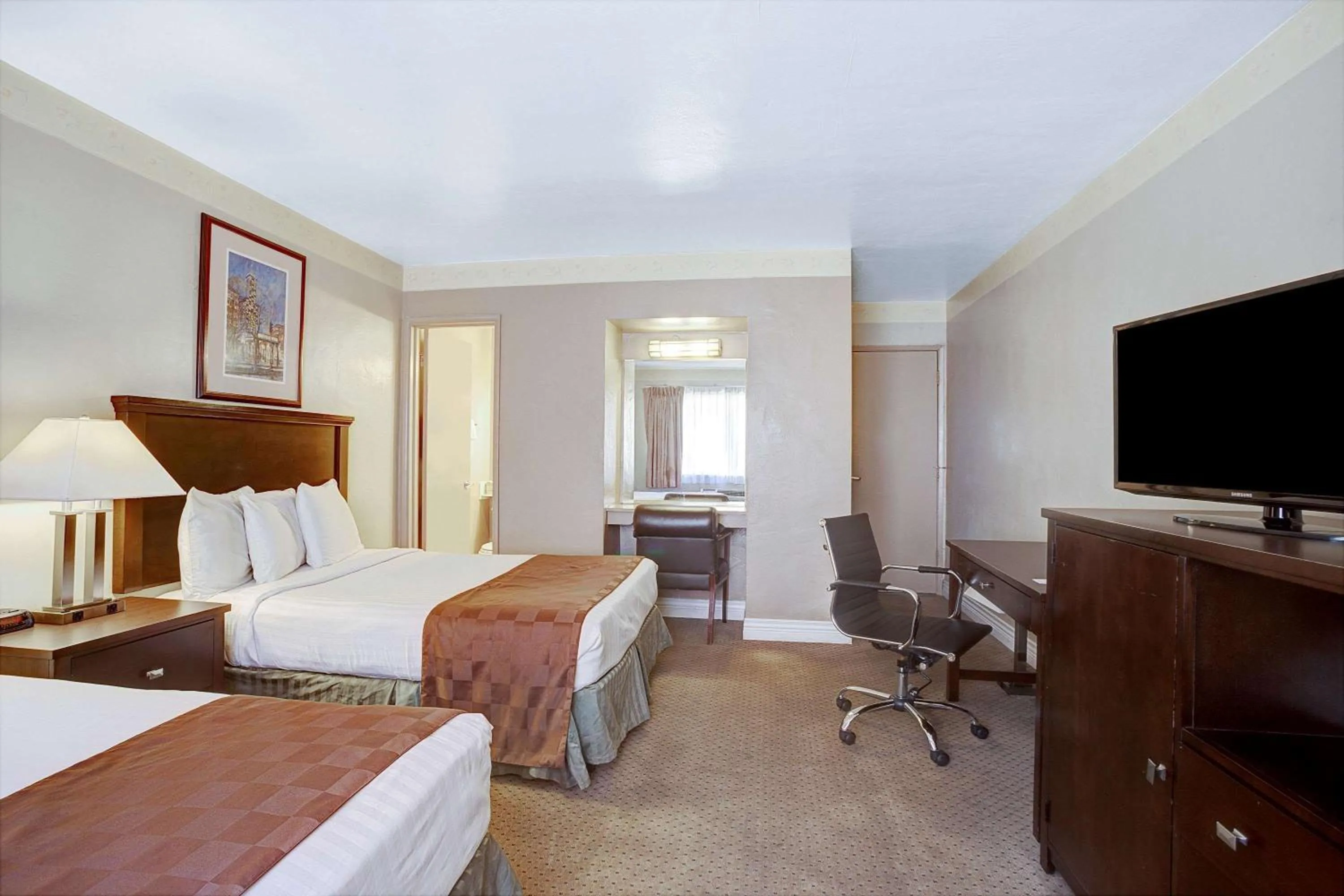 Photo of the whole room, Bed in Travelodge by Wyndham Everett City Center