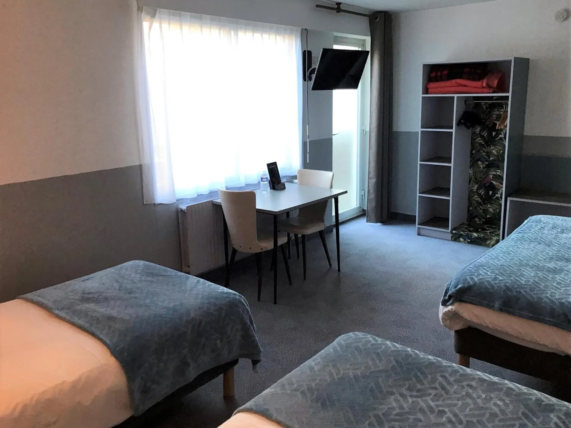 Photo of the whole room, Bed in L'Auberg'ine - Maison Glenn Anna