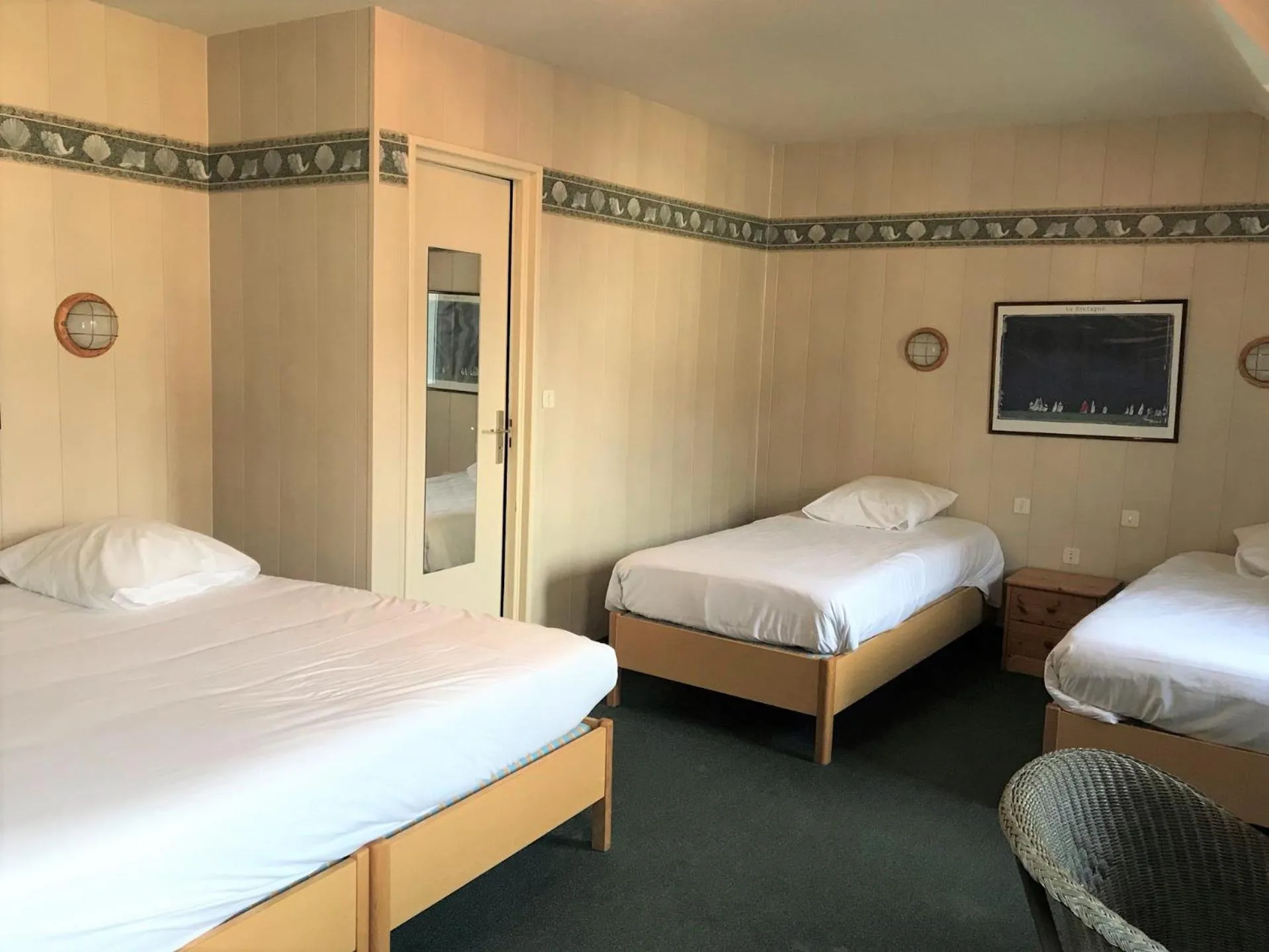 Photo of the whole room, Bed in L'Auberg'ine - Maison Glenn Anna