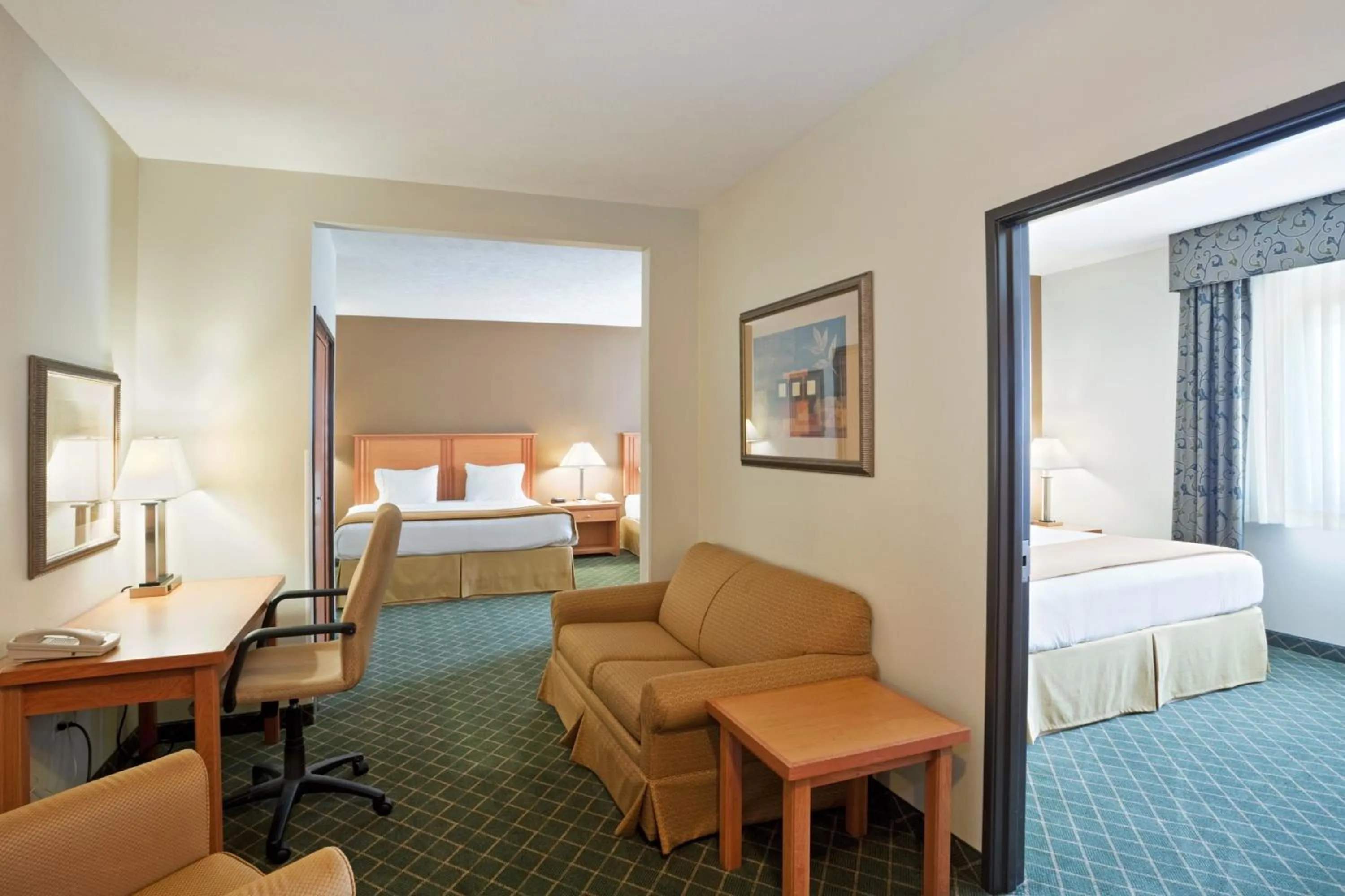 Photo of the whole room, Bed in Holiday Inn Express Hotel & Suites Lincoln South by IHG
