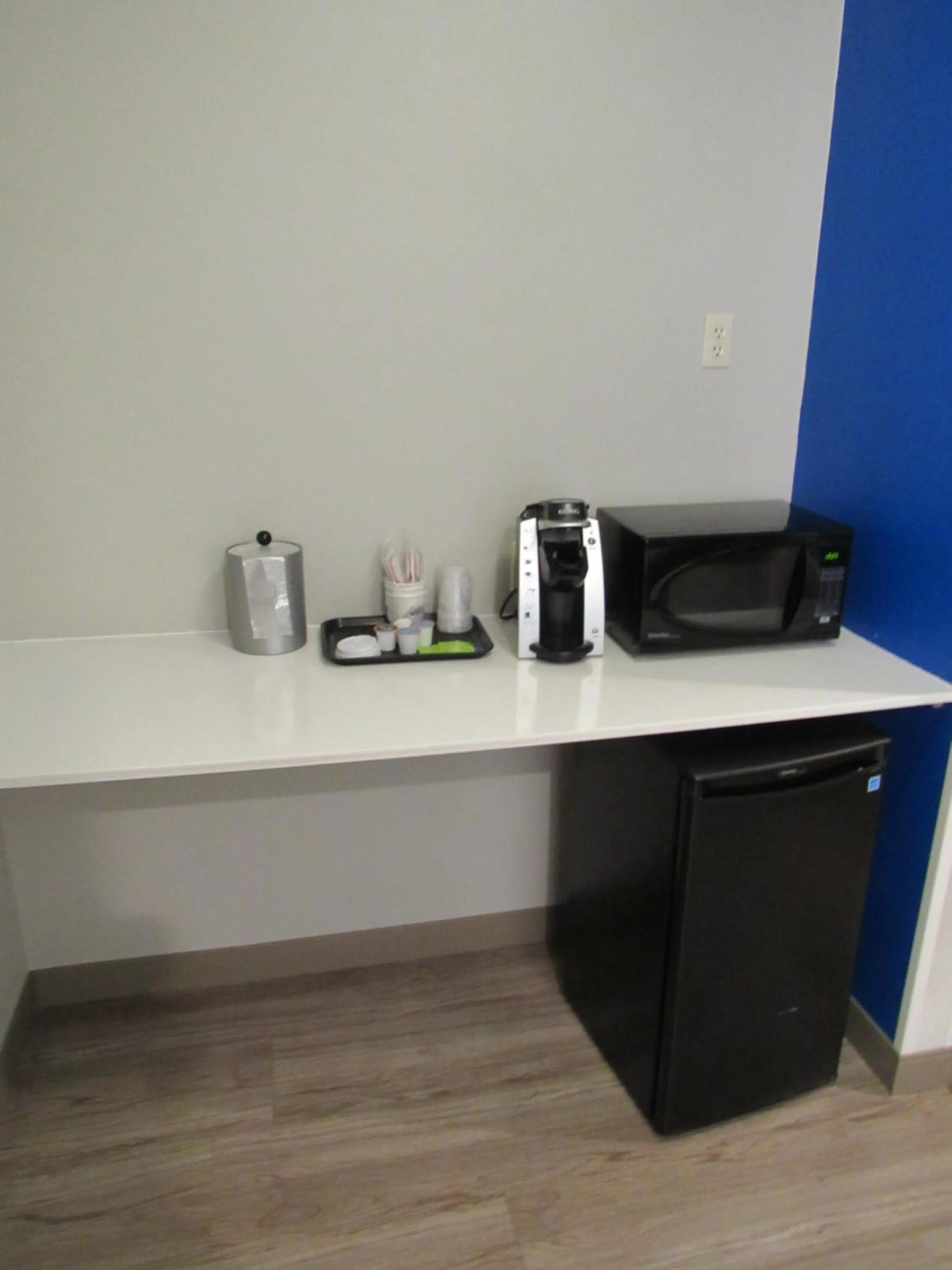 minibar in Holiday Inn Express Hotel & Suites Lincoln South by IHG