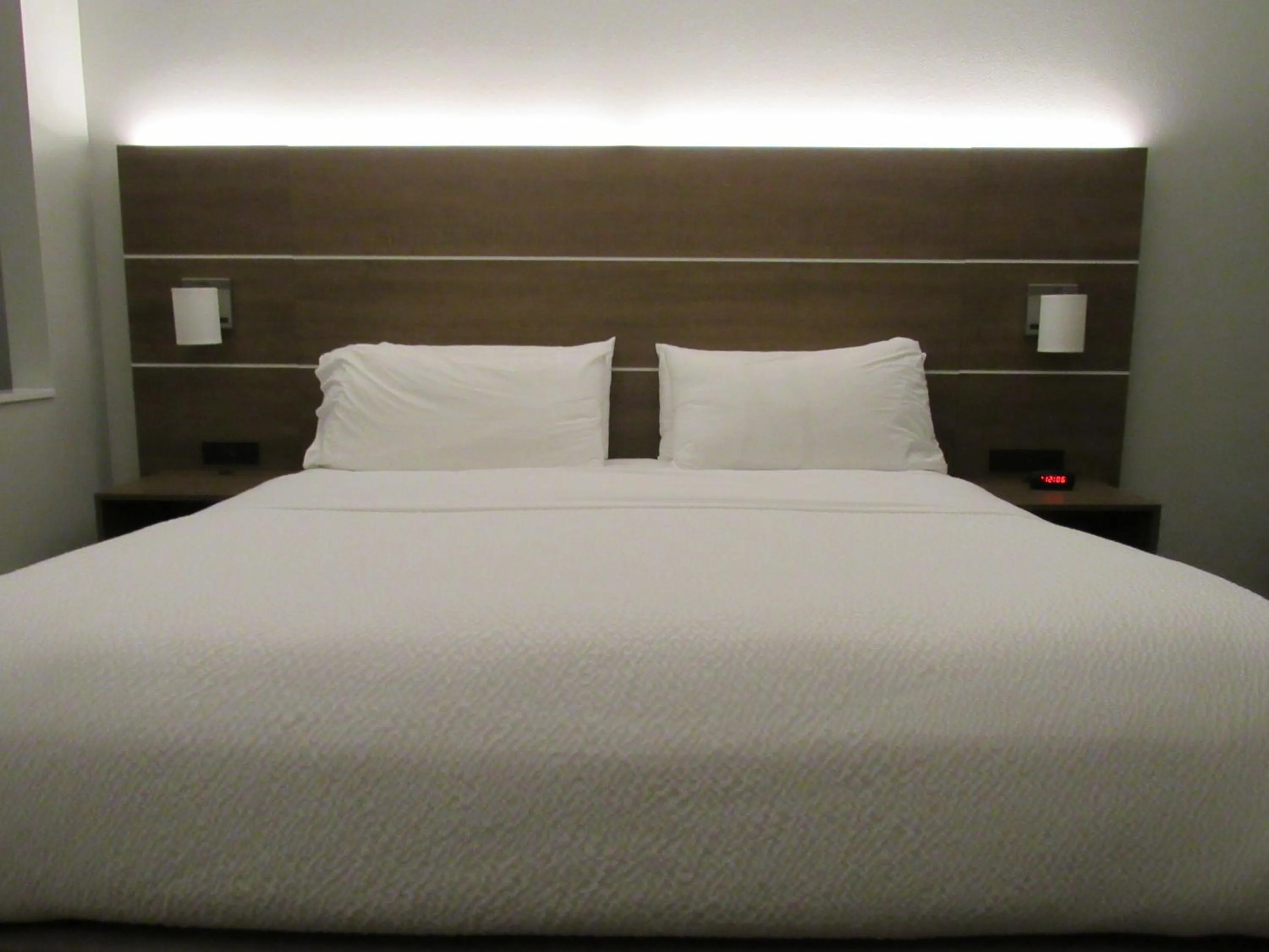 Bed in Holiday Inn Express Hotel & Suites Lincoln South by IHG