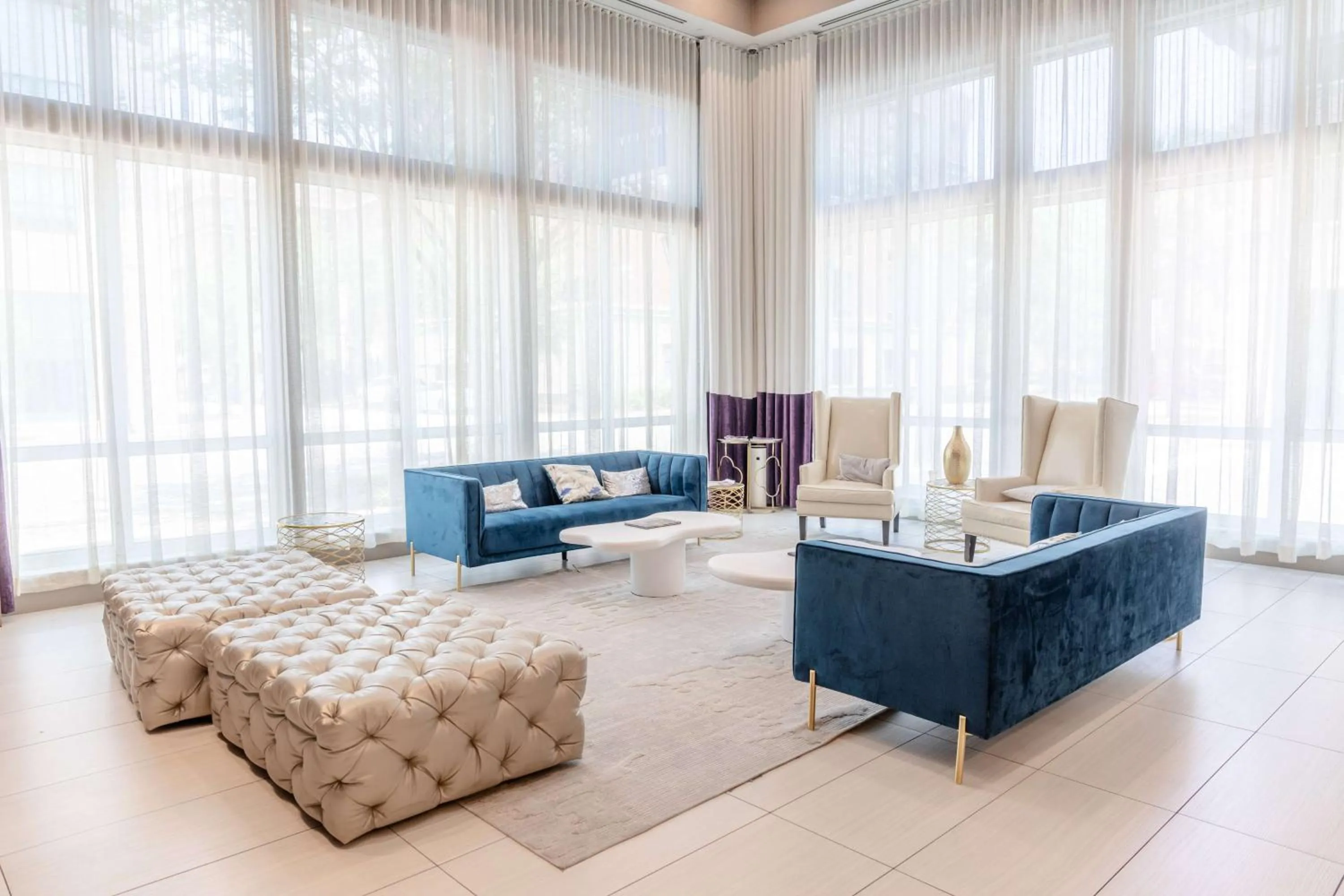 Lobby or reception in TRYP by Wyndham Savannah