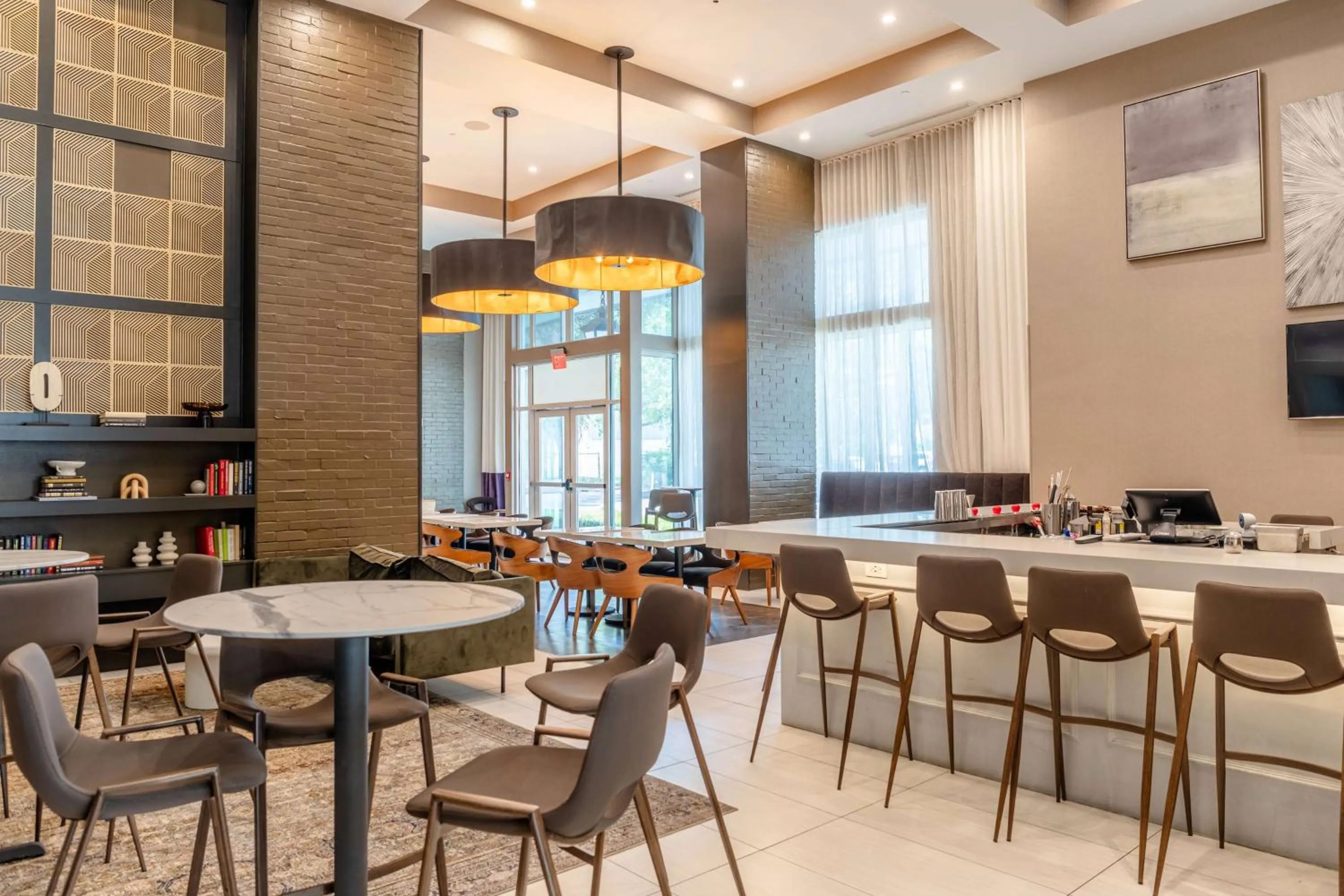 Lounge or bar in TRYP by Wyndham Savannah
