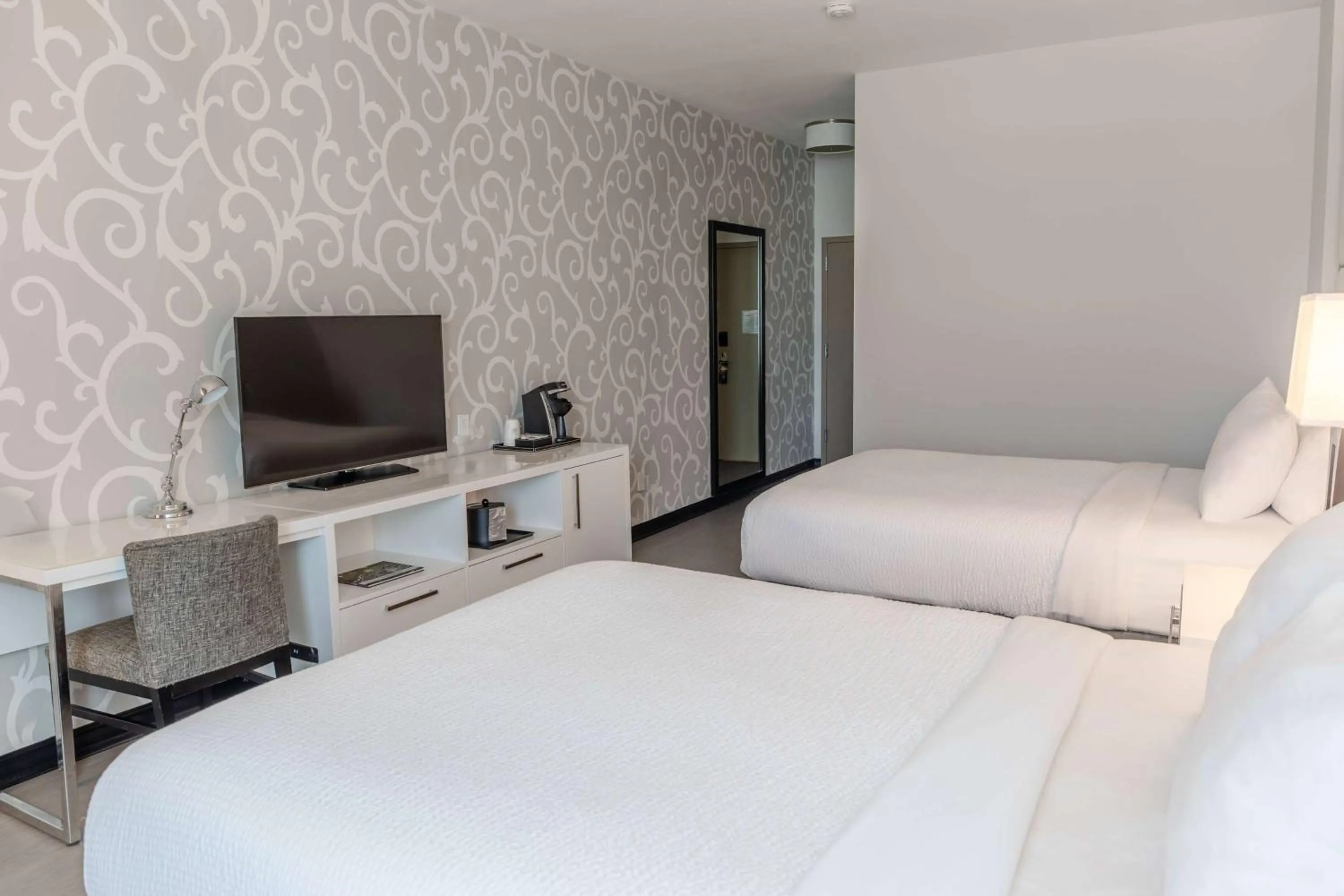 Photo of the whole room, Bed in TRYP by Wyndham Savannah