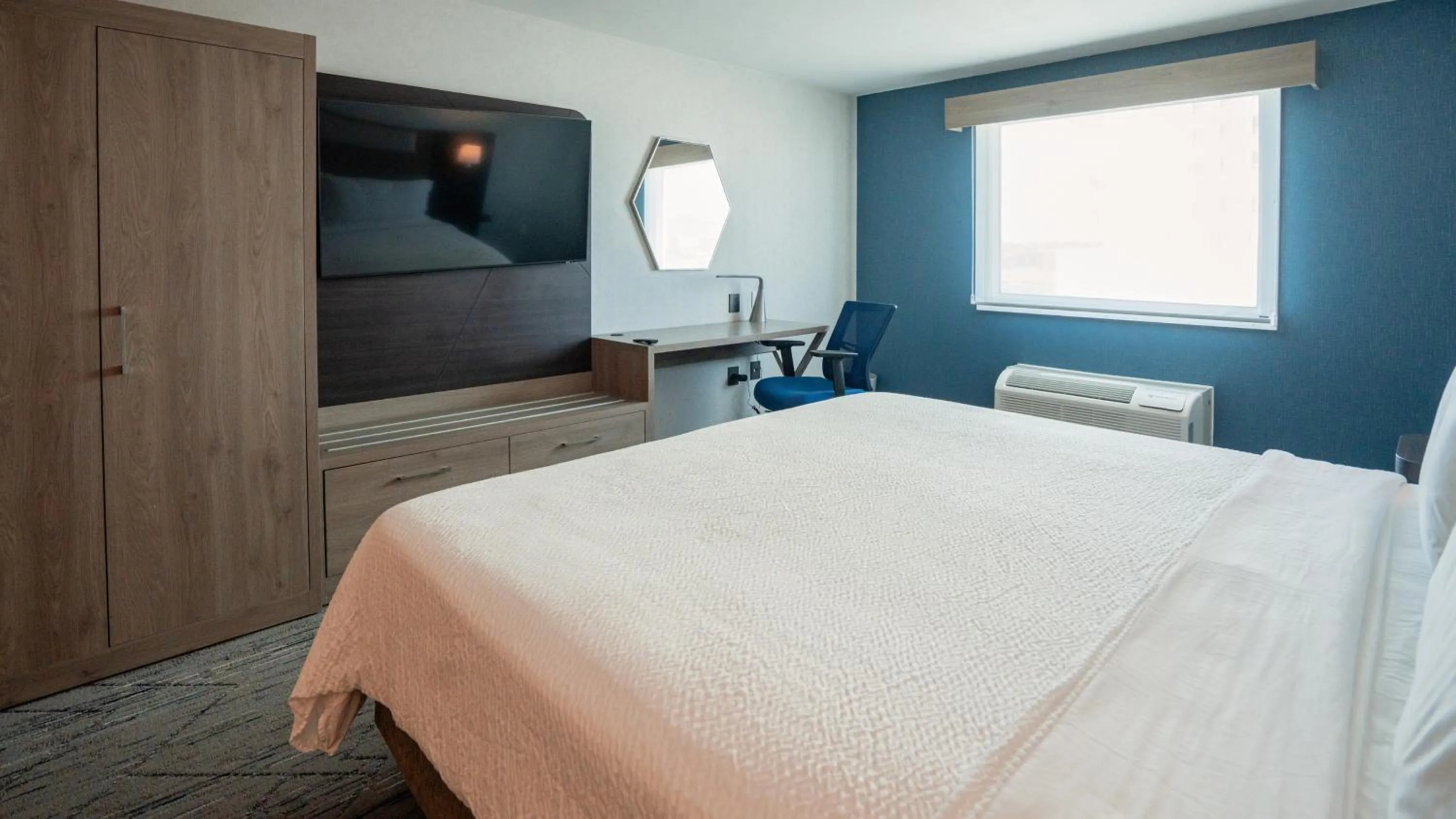 Photo of the whole room, Bed in Holiday Inn Express Hotel & Suites CD. Juarez - Las Misiones by IHG