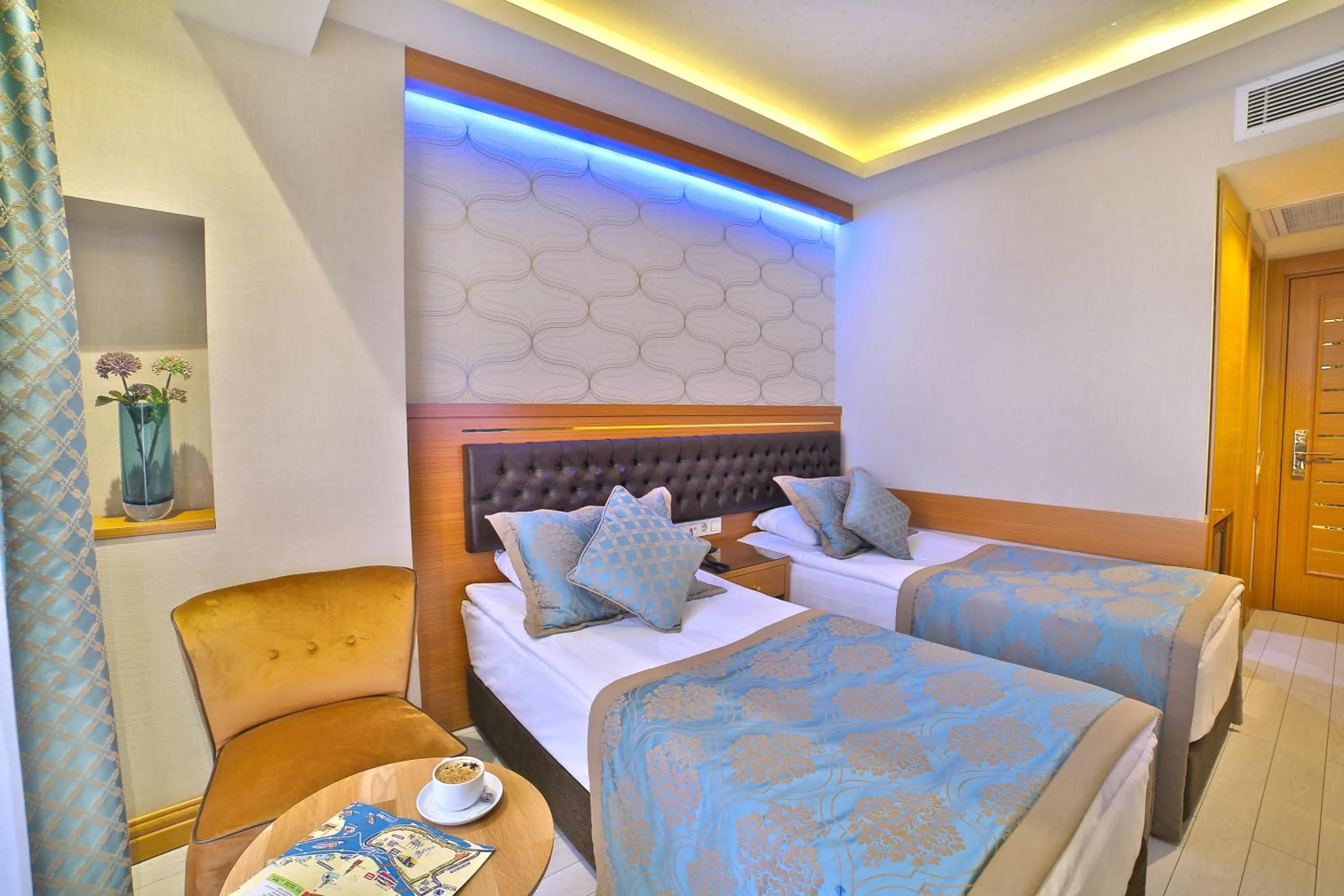 Photo of the whole room, Bed in Hotel Resitpasa Istanbul