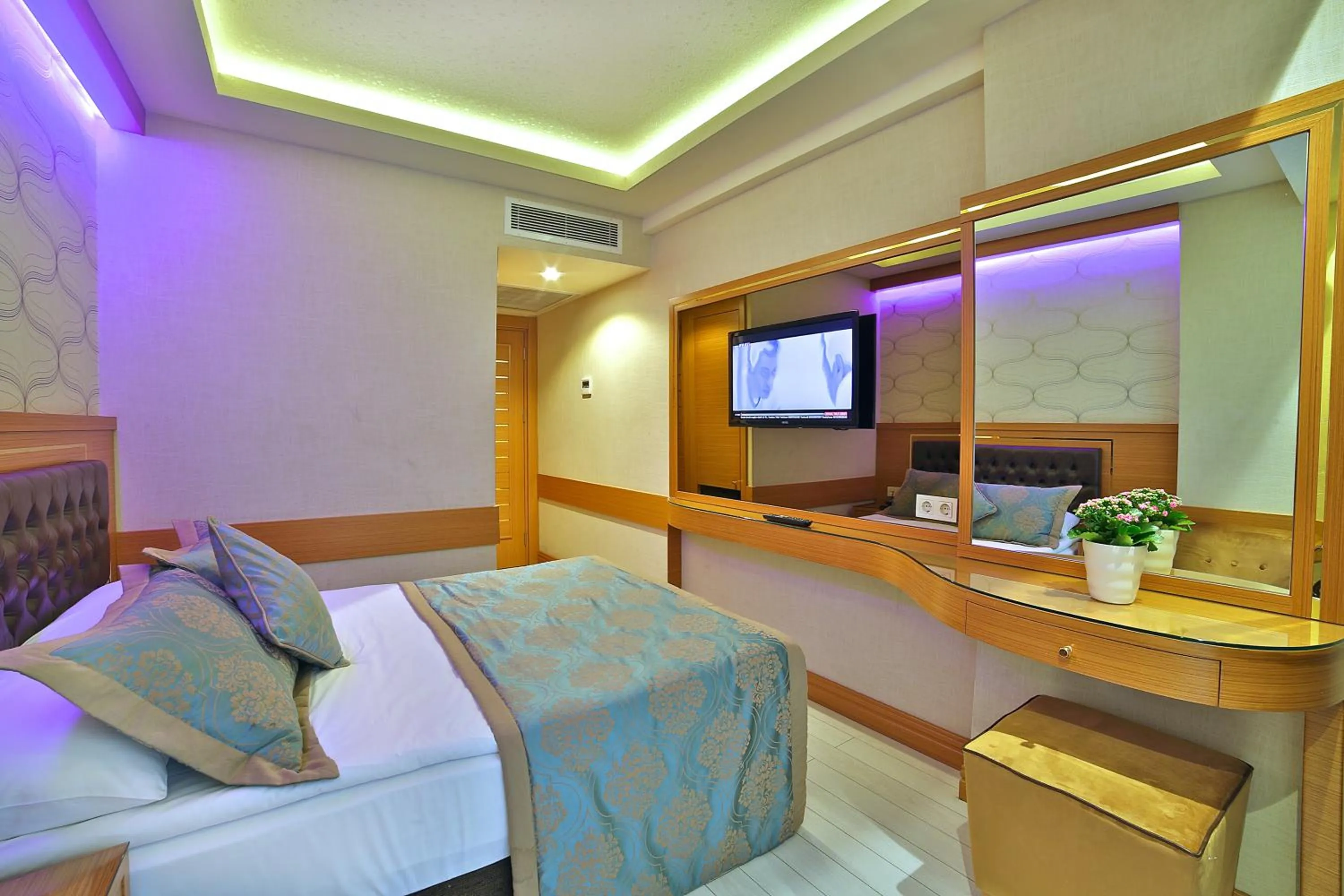 Bed in Hotel Resitpasa Istanbul