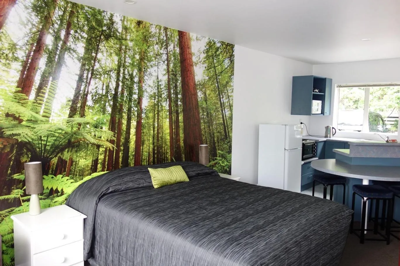 Kitchen or kitchenette in Northwood Motor Lodge