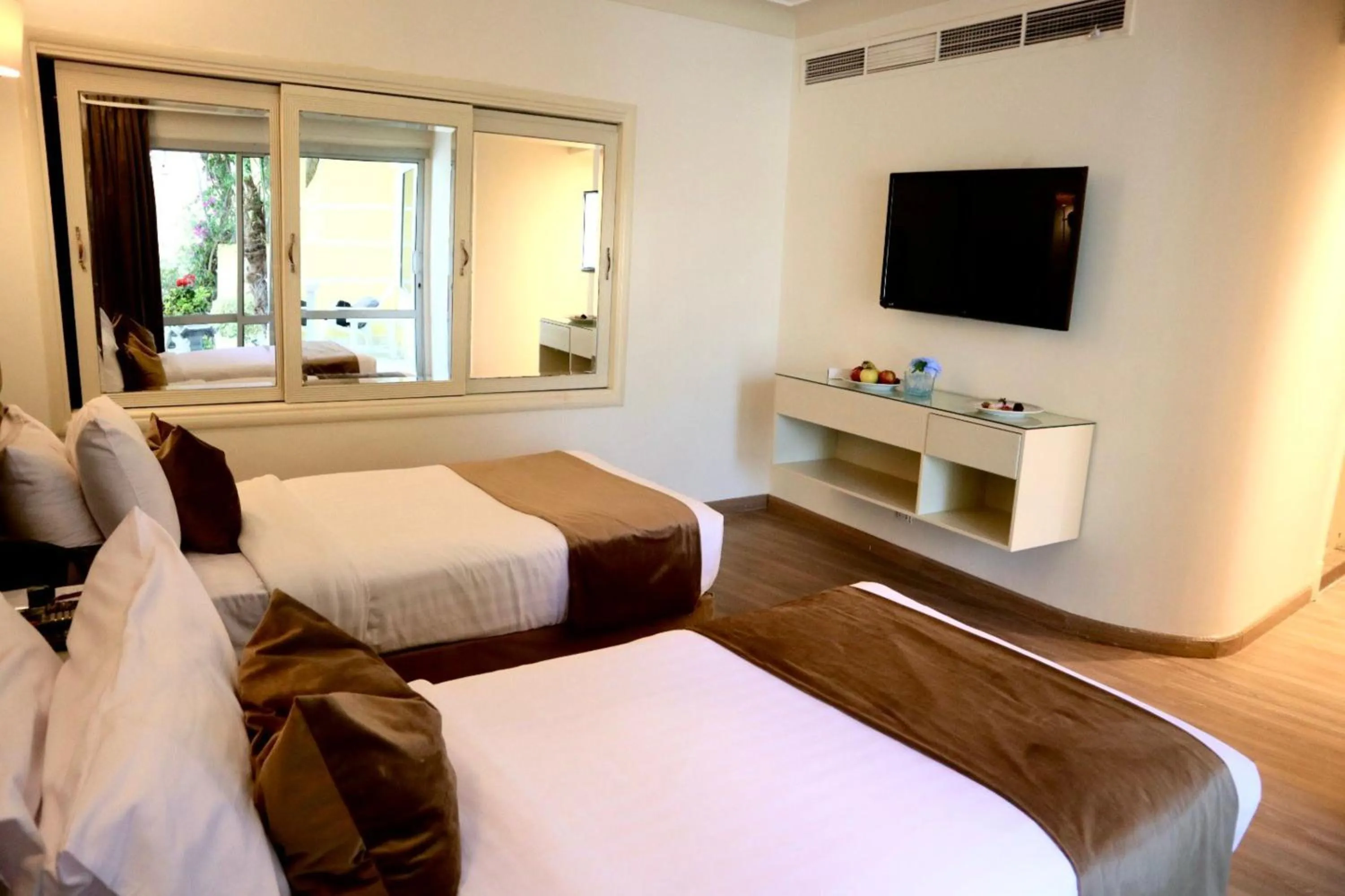 Bedroom, Bed in Paradise Inn Beach Resort