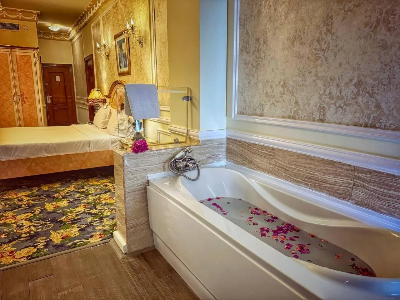 Bedroom, Bed in Paradise Inn Beach Resort