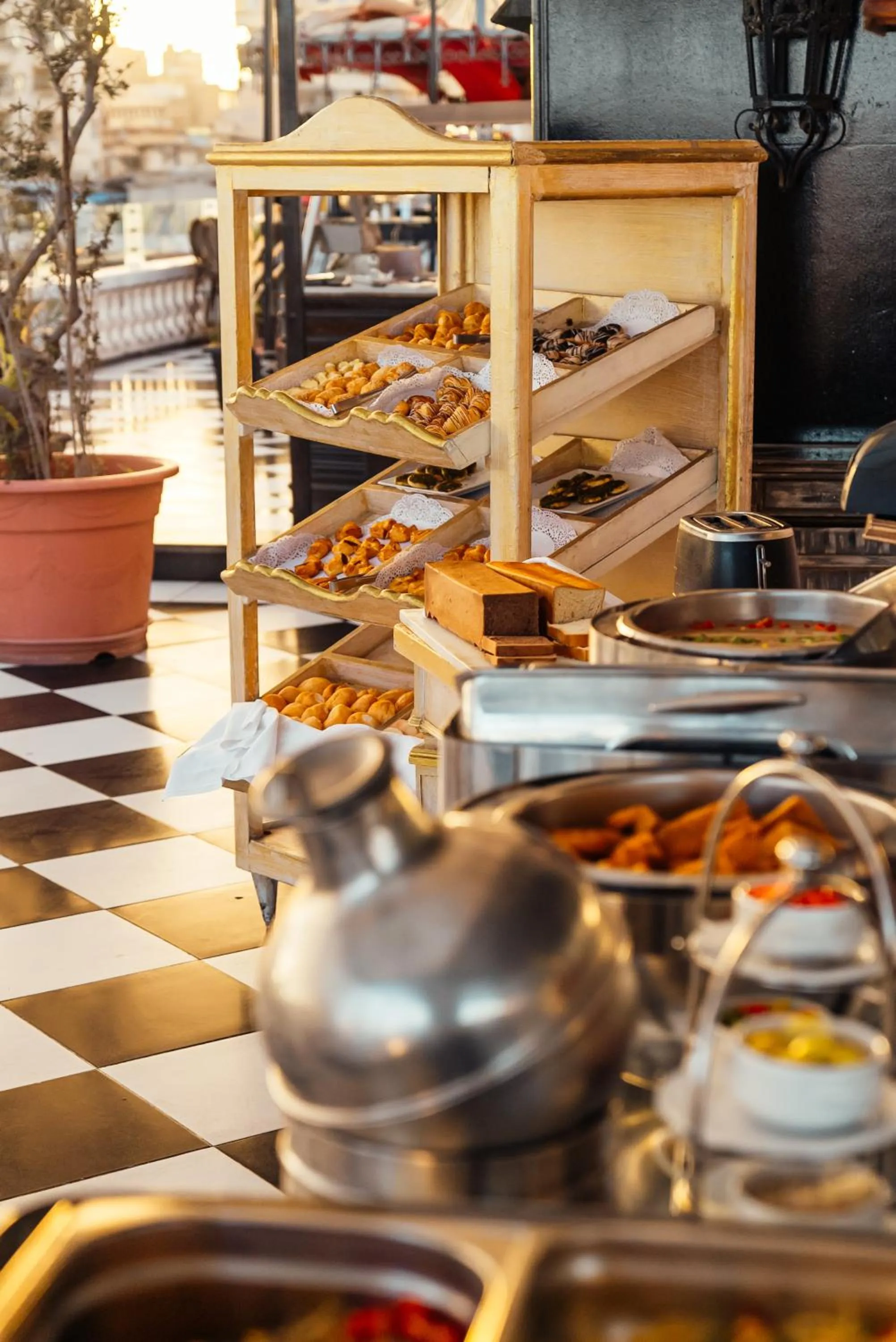 Food and drinks in Le Metropole Luxury Heritage Hotel Since 1902 by Paradise Inn Group