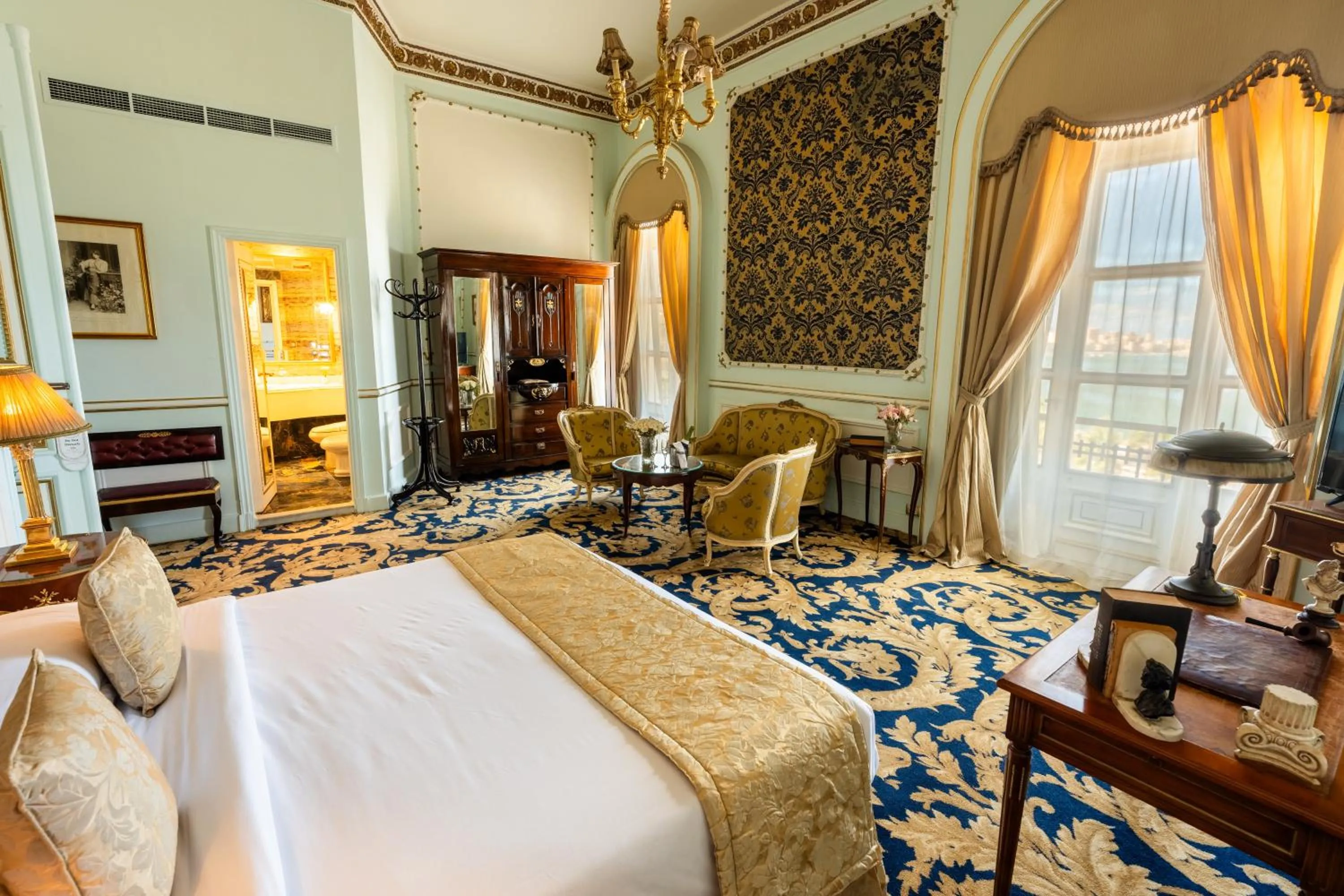 Photo of the whole room, Bed in Le Metropole Luxury Heritage Hotel Since 1902 by Paradise Inn Group