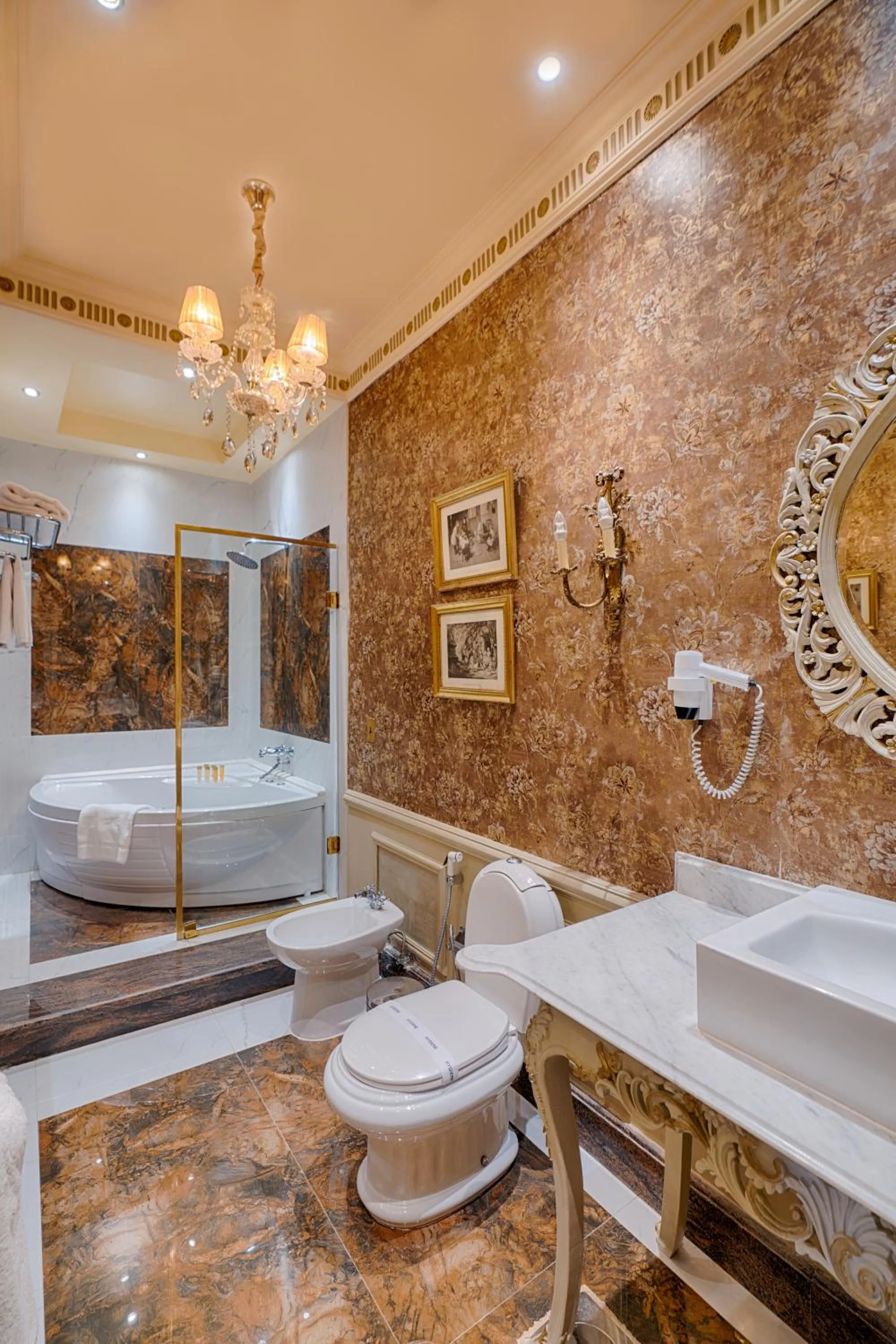 Bathroom in Le Metropole Luxury Heritage Hotel Since 1902 by Paradise Inn Group