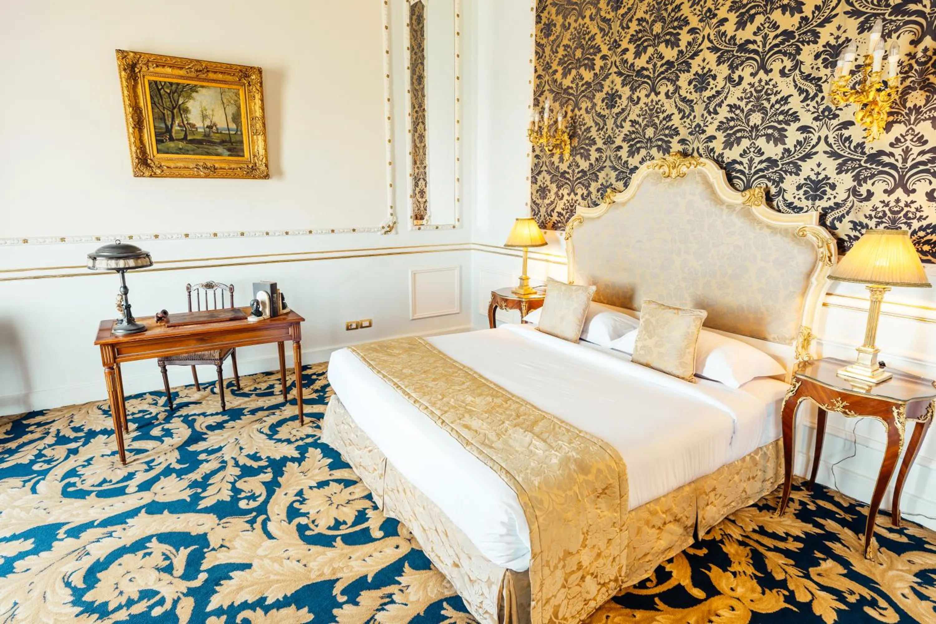 Photo of the whole room, Bed in Le Metropole Luxury Heritage Hotel Since 1902 by Paradise Inn Group