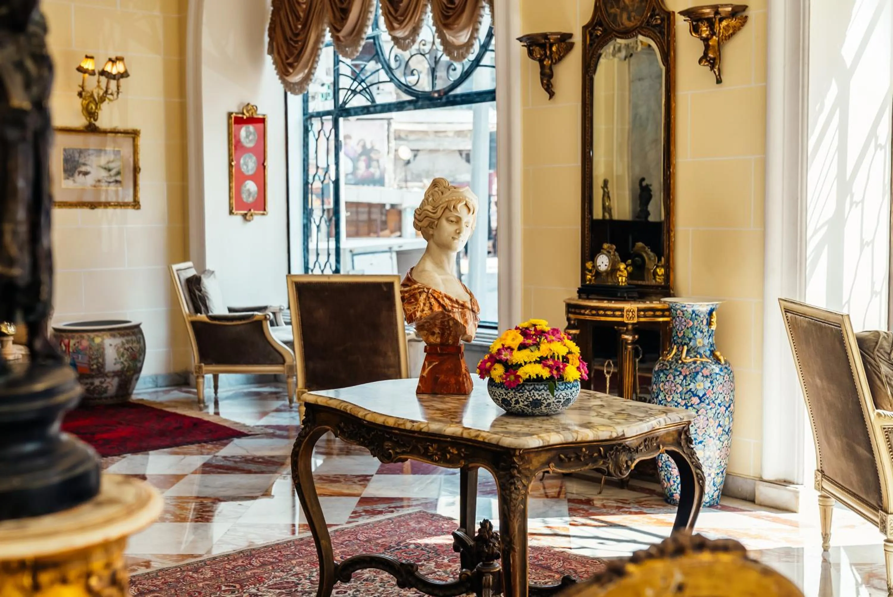 Lobby or reception in Le Metropole Luxury Heritage Hotel Since 1902 by Paradise Inn Group